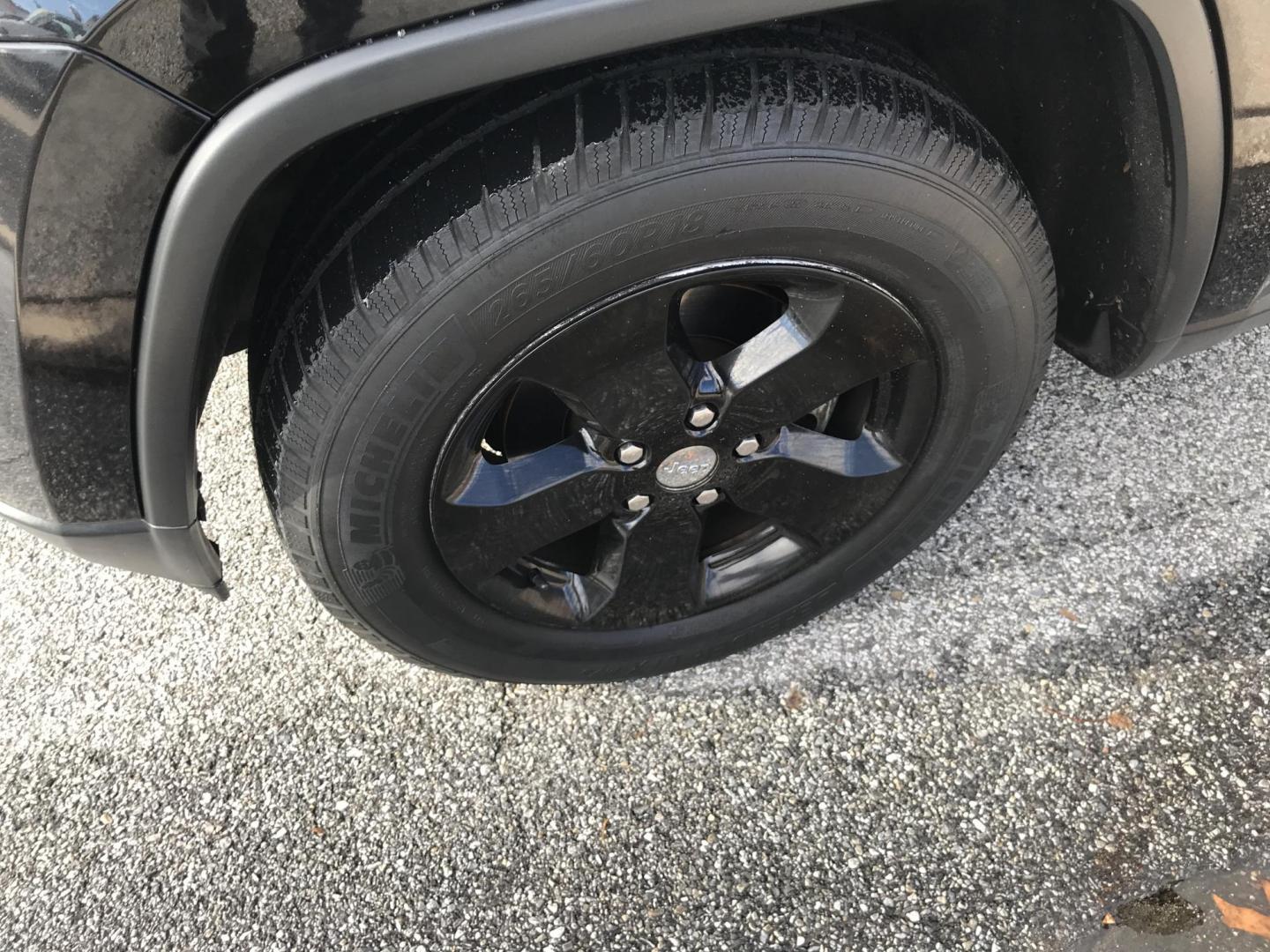 2011 Black /Black Jeep Grand Cherokee Laredo 4WD (1J4RR4GG9BC) with an 3.6L V6 DOHC 24V engine, 5-Speed Automatic transmission, located at 577 Chester Pike, Prospect Park, PA, 19076, (610) 237-1015, 39.886154, -75.302338 - Photo#6