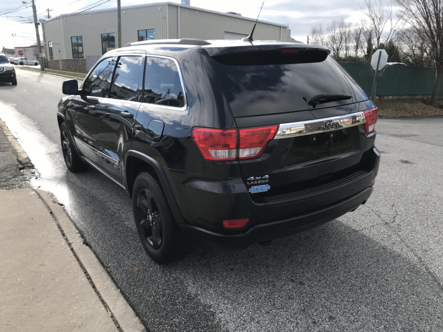 2011 Black /Black Jeep Grand Cherokee Laredo 4WD (1J4RR4GG9BC) with an 3.6L V6 DOHC 24V engine, 5-Speed Automatic transmission, located at 577 Chester Pike, Prospect Park, PA, 19076, (610) 237-1015, 39.886154, -75.302338 - Photo#7