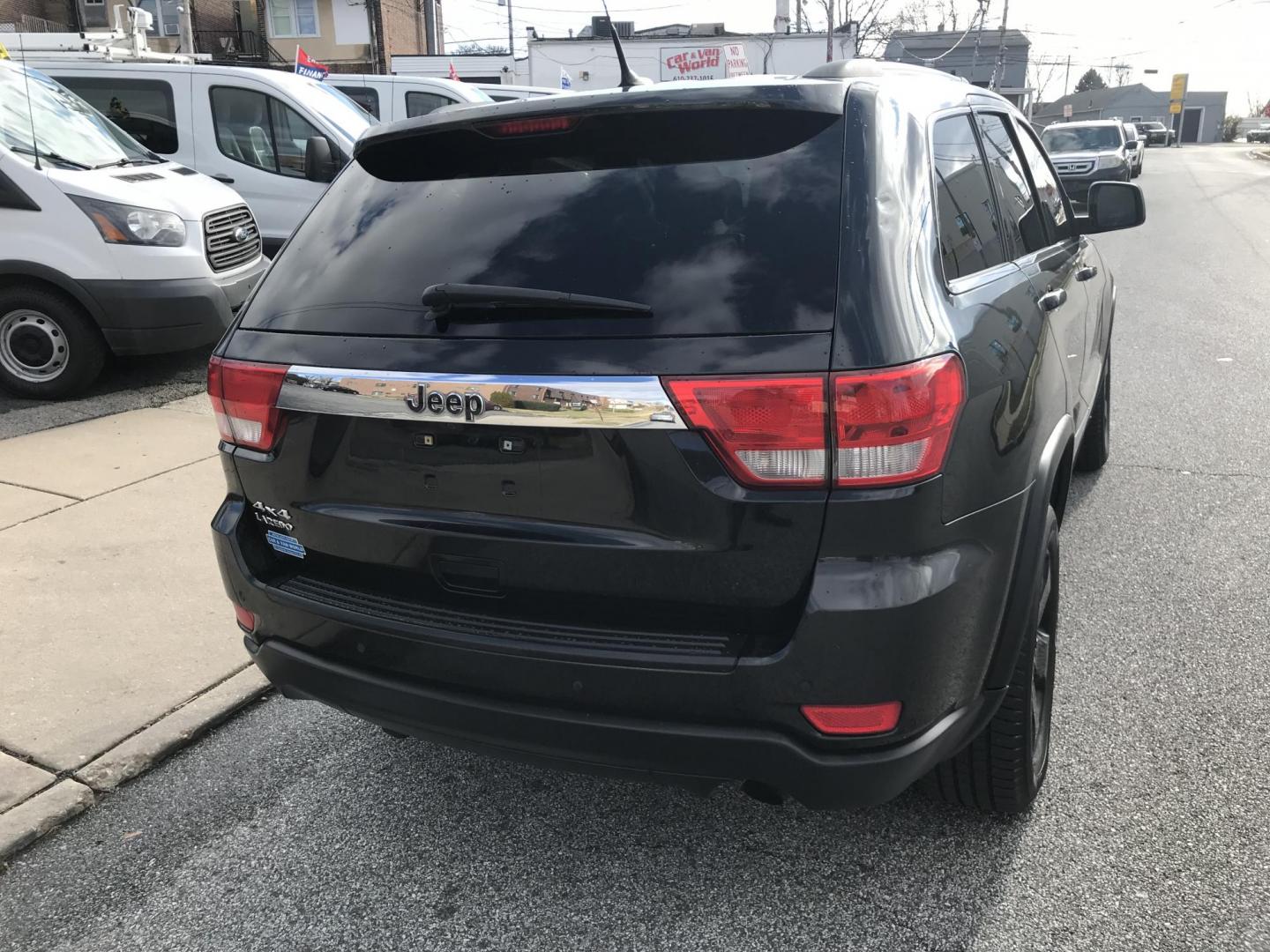 2011 Black /Black Jeep Grand Cherokee Laredo 4WD (1J4RR4GG9BC) with an 3.6L V6 DOHC 24V engine, 5-Speed Automatic transmission, located at 577 Chester Pike, Prospect Park, PA, 19076, (610) 237-1015, 39.886154, -75.302338 - Photo#8