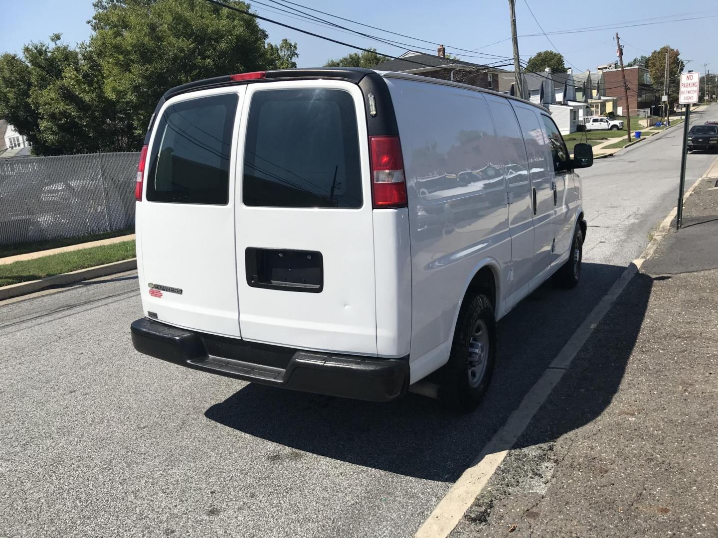 2017 White /Gray Chevrolet Express 2500 Cargo (1GCWGAFF2H1) with an 4.8L V8 FFV engine, 6A transmission, located at 577 Chester Pike, Prospect Park, PA, 19076, (610) 237-1015, 39.886154, -75.302338 - Photo#5