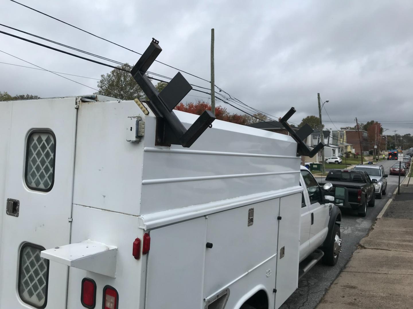 2009 White /Tan Ford F-550 Crew Cab 4WD DRW (1FDAW57R79E) with an 6.4L V8 OHV 32V TURBO DIESEL engine, Automatic transmission, located at 577 Chester Pike, Prospect Park, PA, 19076, (610) 237-1015, 39.886154, -75.302338 - 09 Ford F550 Crew Cab Turbo Diesel: 4x4, turbo diesel, dual rear wheels, 4 door, work box on back with side bins, ladder racks, runs EXCELLENT! - Photo#19