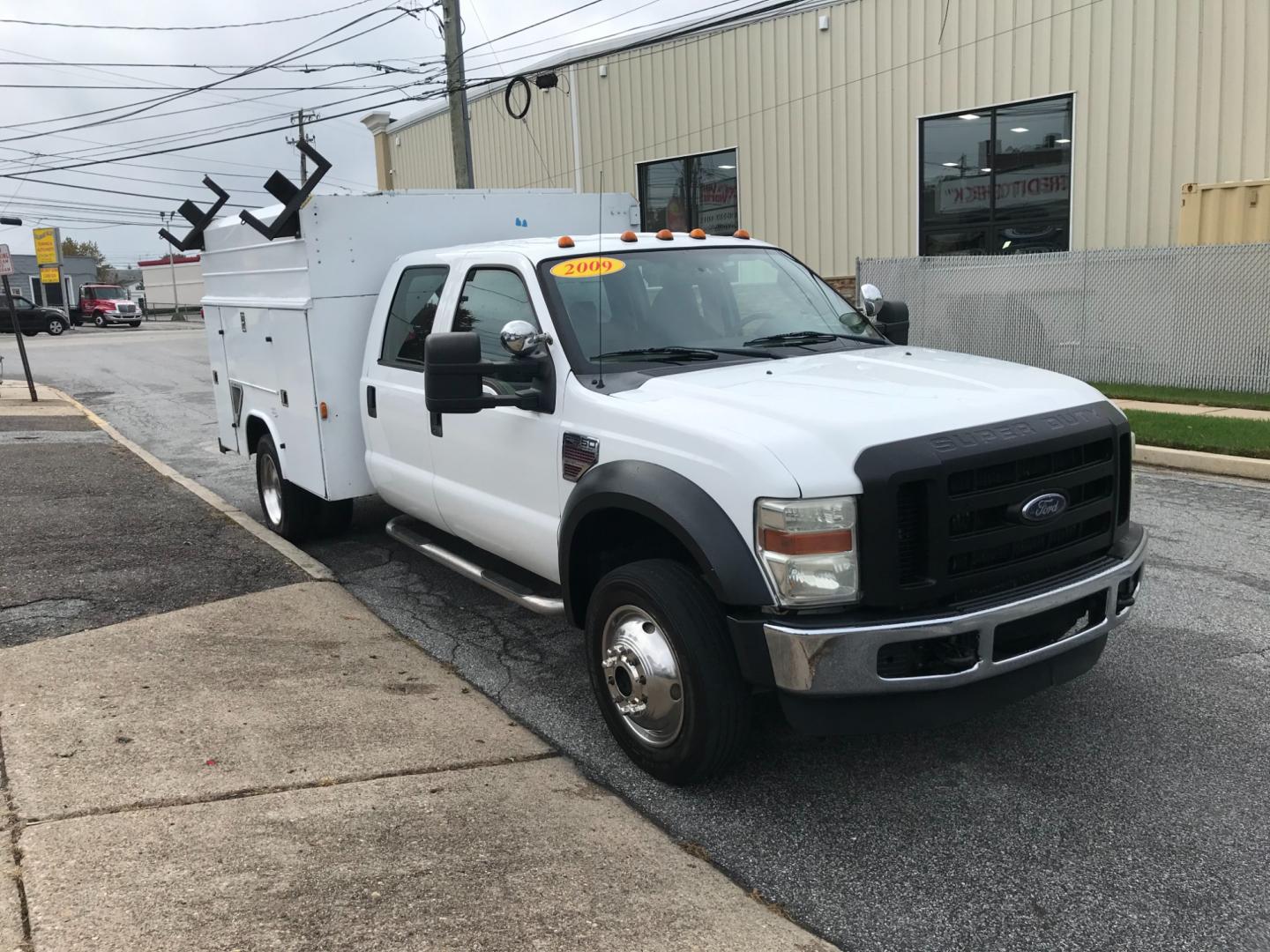 2009 White /Tan Ford F-550 Crew Cab 4WD DRW (1FDAW57R79E) with an 6.4L V8 OHV 32V TURBO DIESEL engine, Automatic transmission, located at 577 Chester Pike, Prospect Park, PA, 19076, (610) 237-1015, 39.886154, -75.302338 - 09 Ford F550 Crew Cab Turbo Diesel: 4x4, turbo diesel, dual rear wheels, 4 door, work box on back with side bins, ladder racks, runs EXCELLENT! - Photo#3