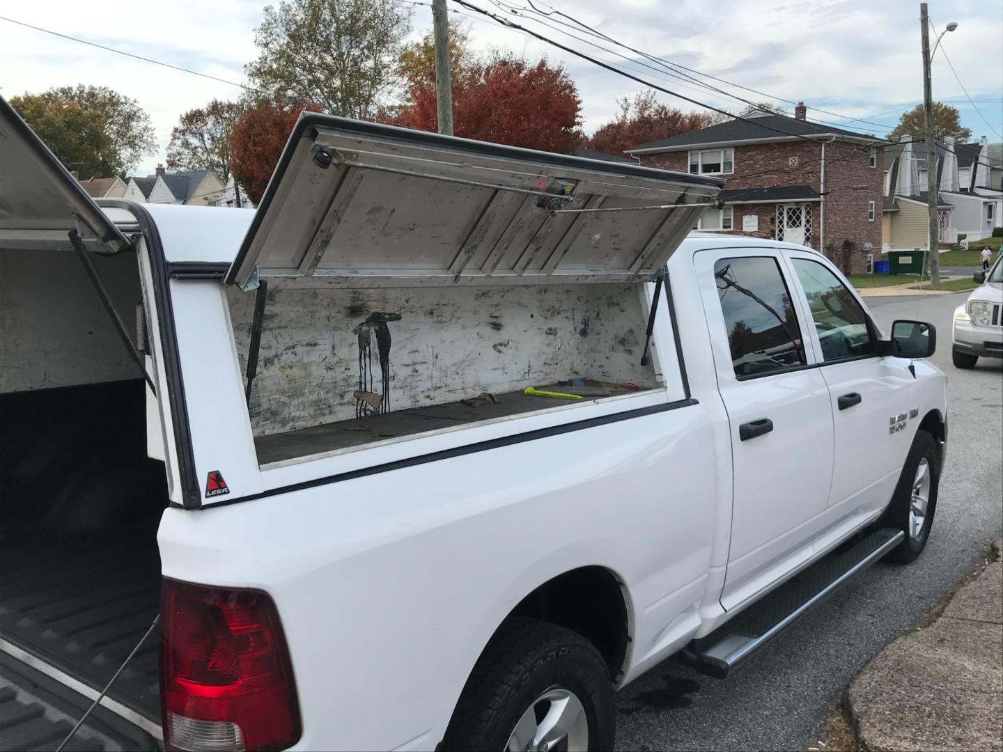 2018 White /Gray RAM 1500 Tradesman Crew Cab LWB 4WD (1C6RR7ST5JS) with an 5.7L V8 OHV 16V engine, 8A transmission, located at 577 Chester Pike, Prospect Park, PA, 19076, (610) 237-1015, 39.886154, -75.302338 - Photo#19