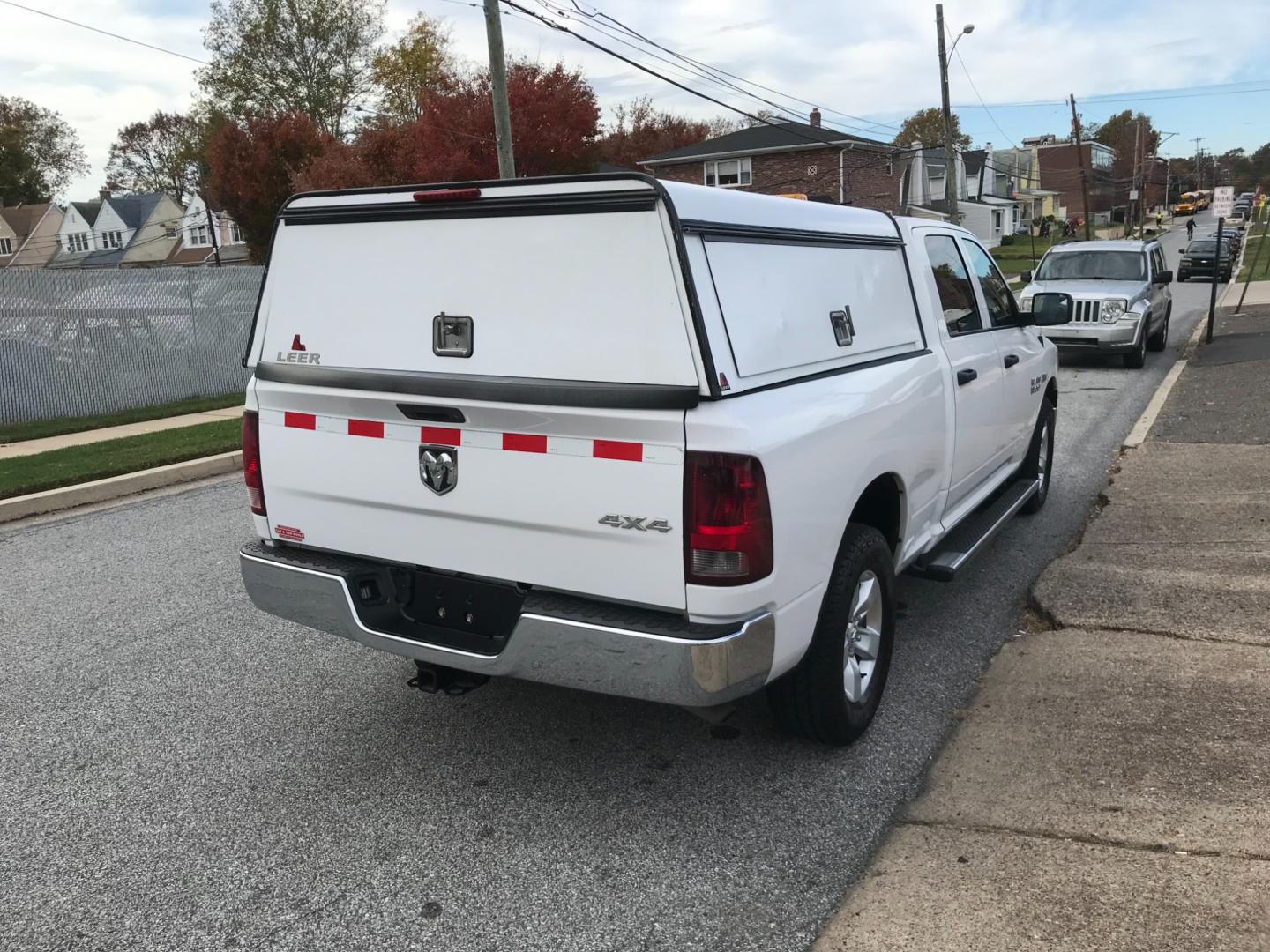 2018 White /Gray RAM 1500 Tradesman Crew Cab LWB 4WD (1C6RR7ST5JS) with an 5.7L V8 OHV 16V engine, 8A transmission, located at 577 Chester Pike, Prospect Park, PA, 19076, (610) 237-1015, 39.886154, -75.302338 - Photo#4