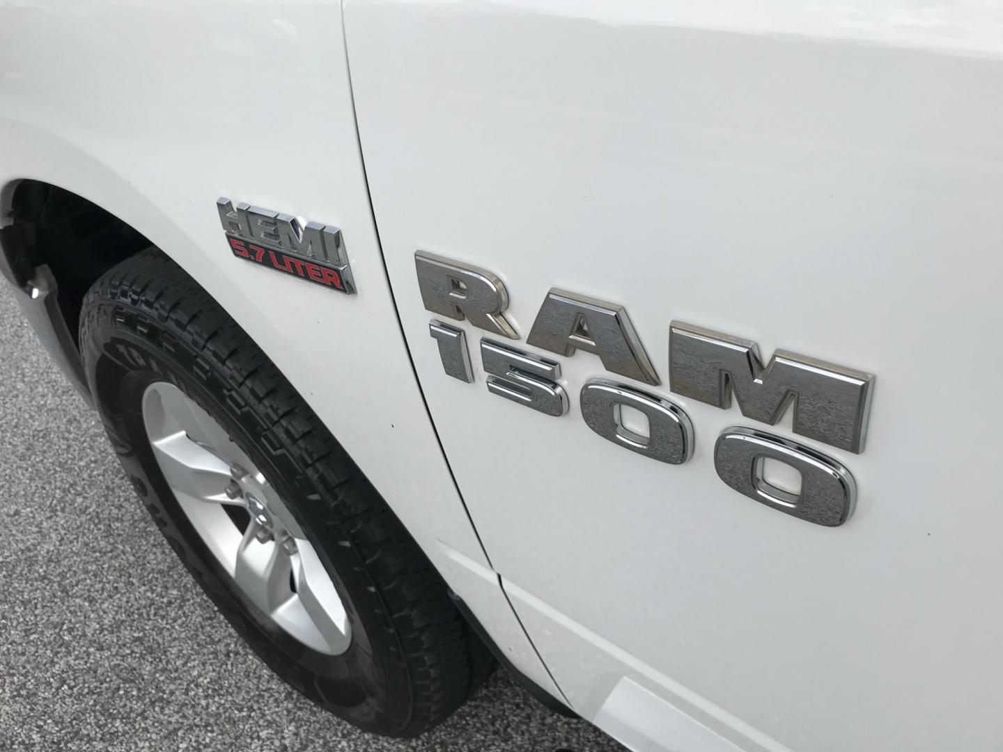 2018 White /Gray RAM 1500 Tradesman Crew Cab LWB 4WD (1C6RR7ST5JS) with an 5.7L V8 OHV 16V engine, 8A transmission, located at 577 Chester Pike, Prospect Park, PA, 19076, (610) 237-1015, 39.886154, -75.302338 - Photo#7