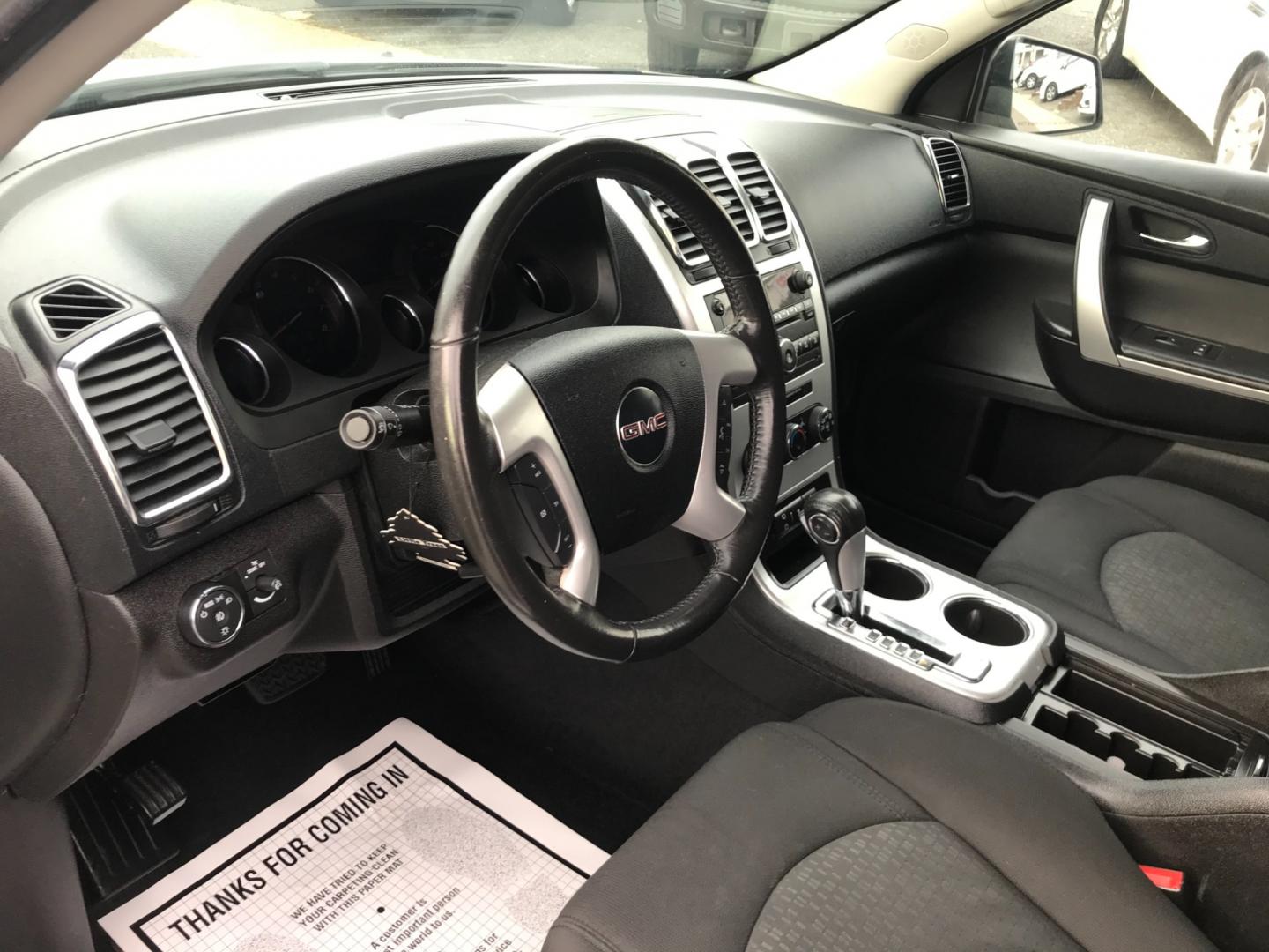 2011 White /Gray GMC Acadia SLE-2 AWD (1GKKVPEDXBJ) with an 3.6L V6 DOHC 24V engine, 6-Speed Automatic transmission, located at 577 Chester Pike, Prospect Park, PA, 19076, (610) 237-1015, 39.886154, -75.302338 - Photo#10