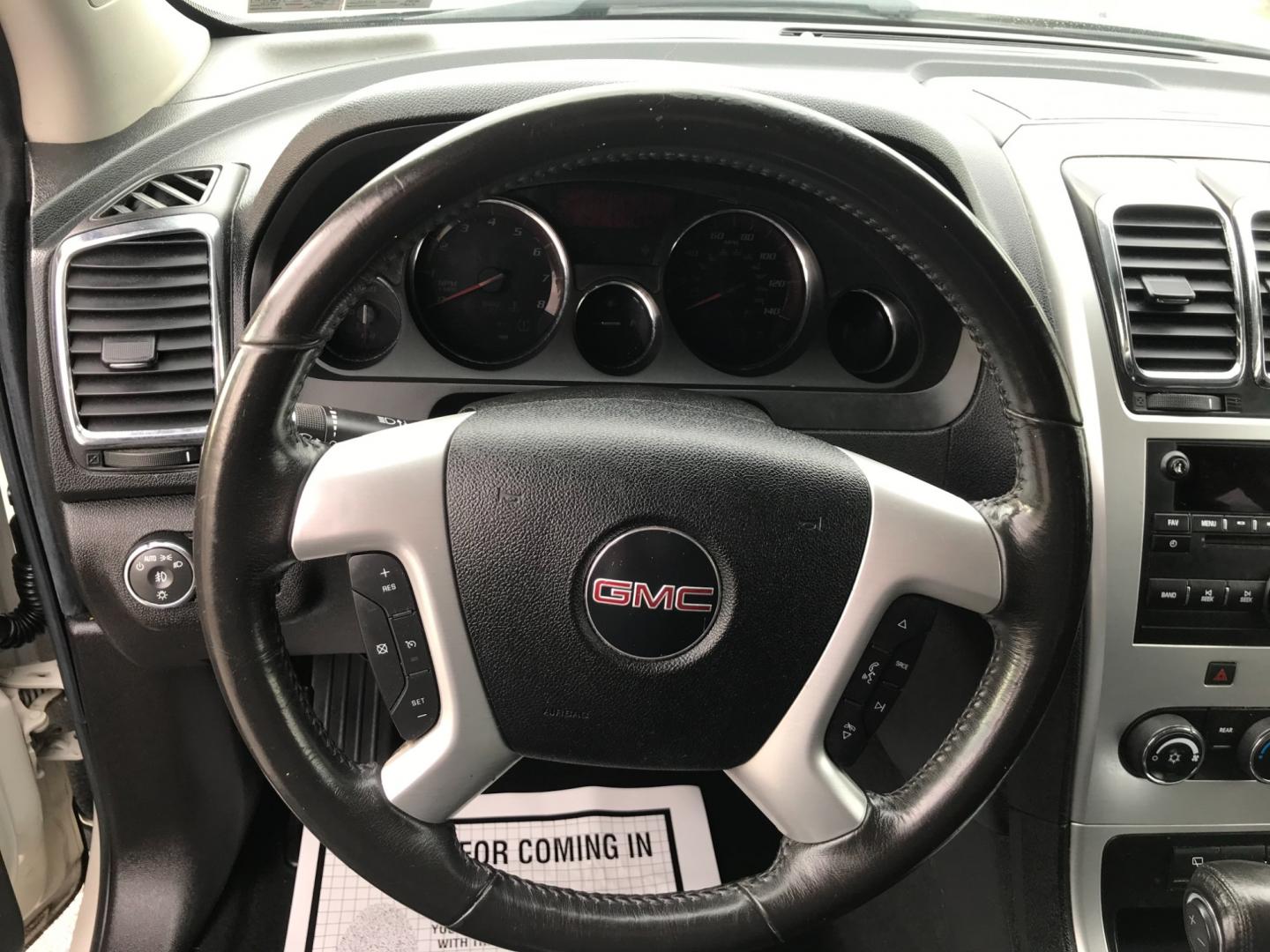 2011 White /Gray GMC Acadia SLE-2 AWD (1GKKVPEDXBJ) with an 3.6L V6 DOHC 24V engine, 6-Speed Automatic transmission, located at 577 Chester Pike, Prospect Park, PA, 19076, (610) 237-1015, 39.886154, -75.302338 - Photo#11