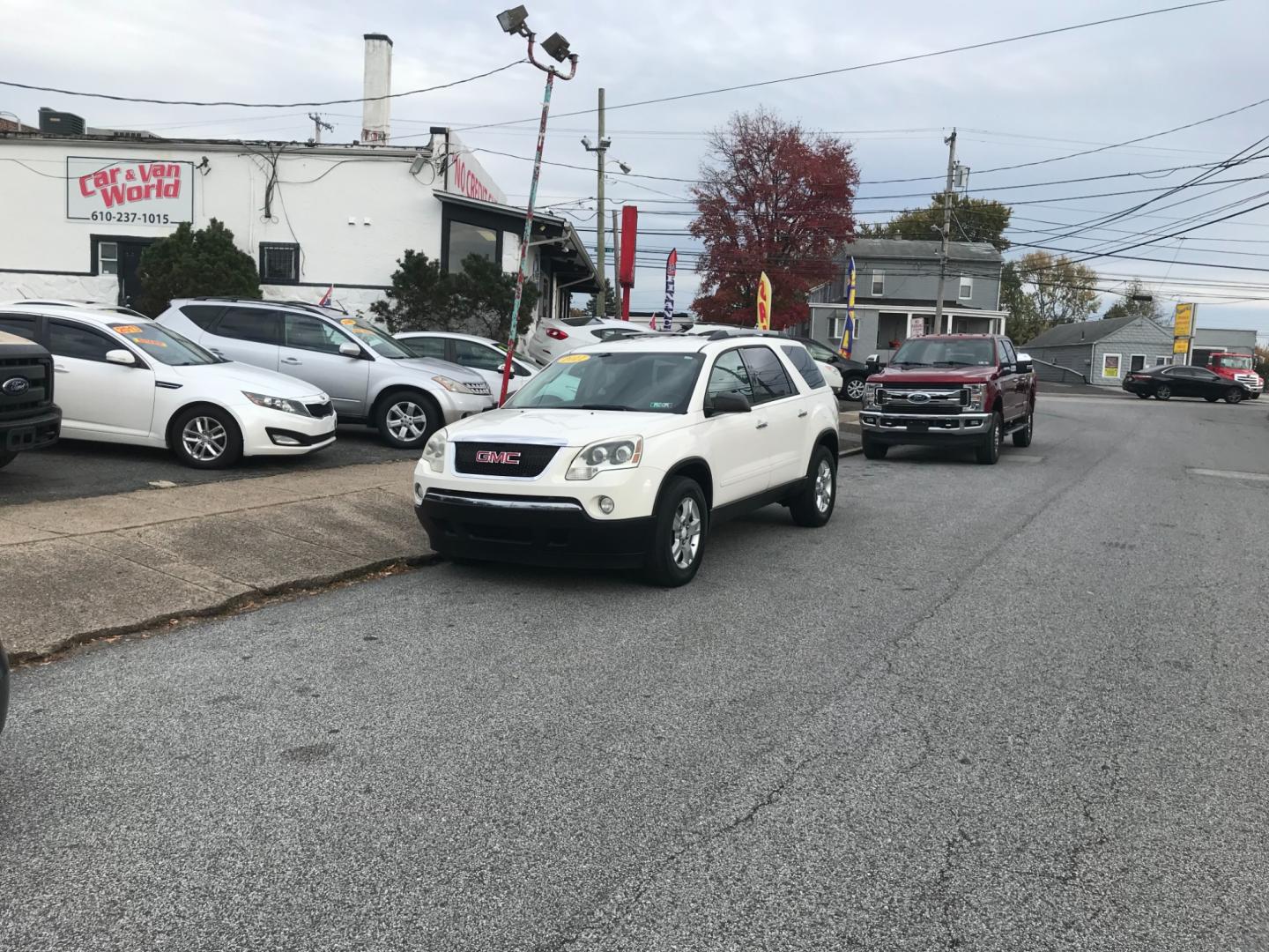 2011 White /Gray GMC Acadia SLE-2 AWD (1GKKVPEDXBJ) with an 3.6L V6 DOHC 24V engine, 6-Speed Automatic transmission, located at 577 Chester Pike, Prospect Park, PA, 19076, (610) 237-1015, 39.886154, -75.302338 - Photo#1