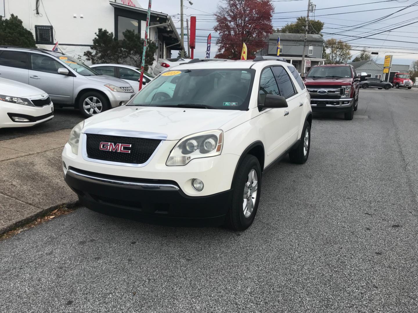 2011 White /Gray GMC Acadia SLE-2 AWD (1GKKVPEDXBJ) with an 3.6L V6 DOHC 24V engine, 6-Speed Automatic transmission, located at 577 Chester Pike, Prospect Park, PA, 19076, (610) 237-1015, 39.886154, -75.302338 - Photo#2