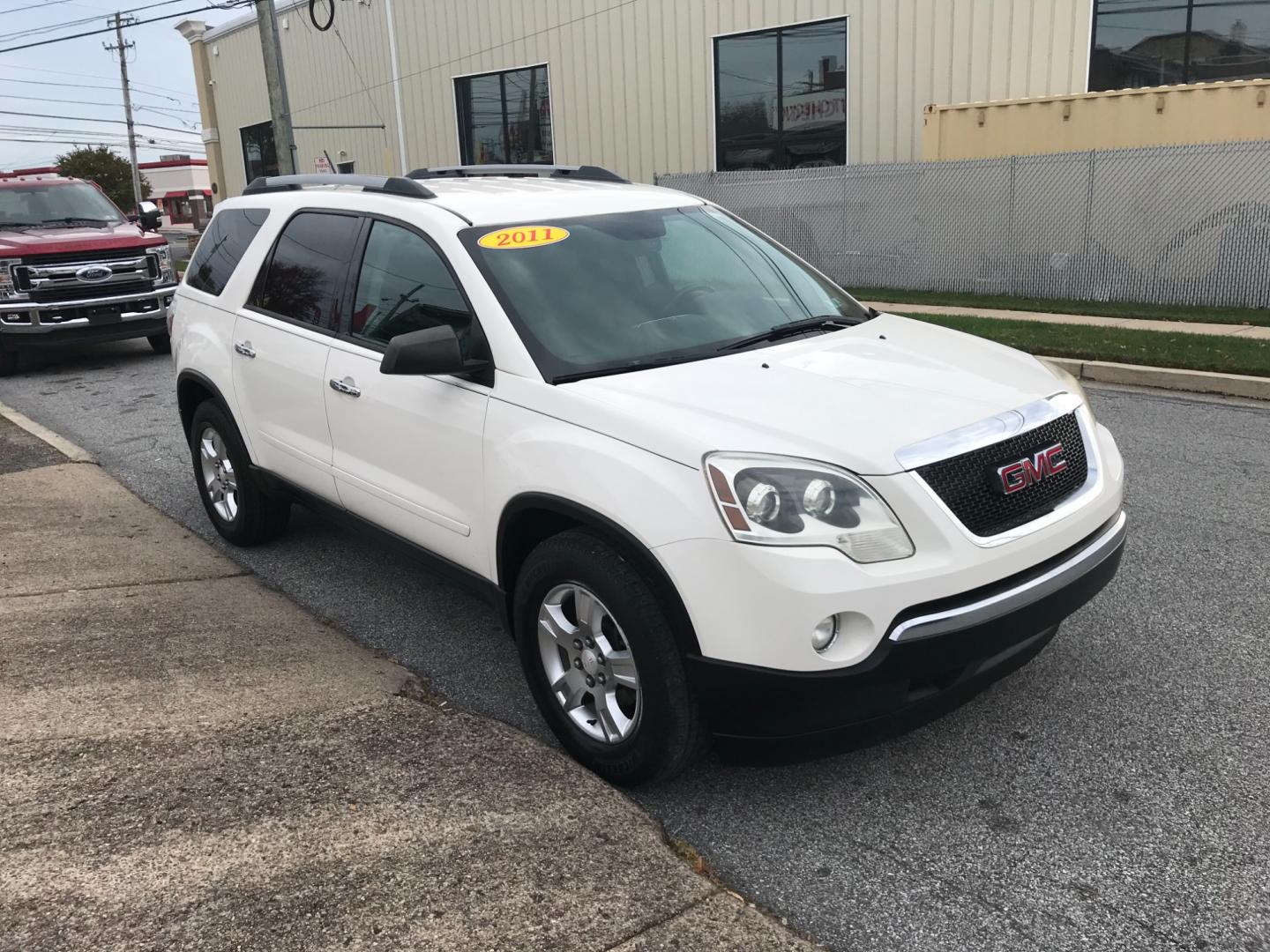 2011 White /Gray GMC Acadia SLE-2 AWD (1GKKVPEDXBJ) with an 3.6L V6 DOHC 24V engine, 6-Speed Automatic transmission, located at 577 Chester Pike, Prospect Park, PA, 19076, (610) 237-1015, 39.886154, -75.302338 - Photo#3