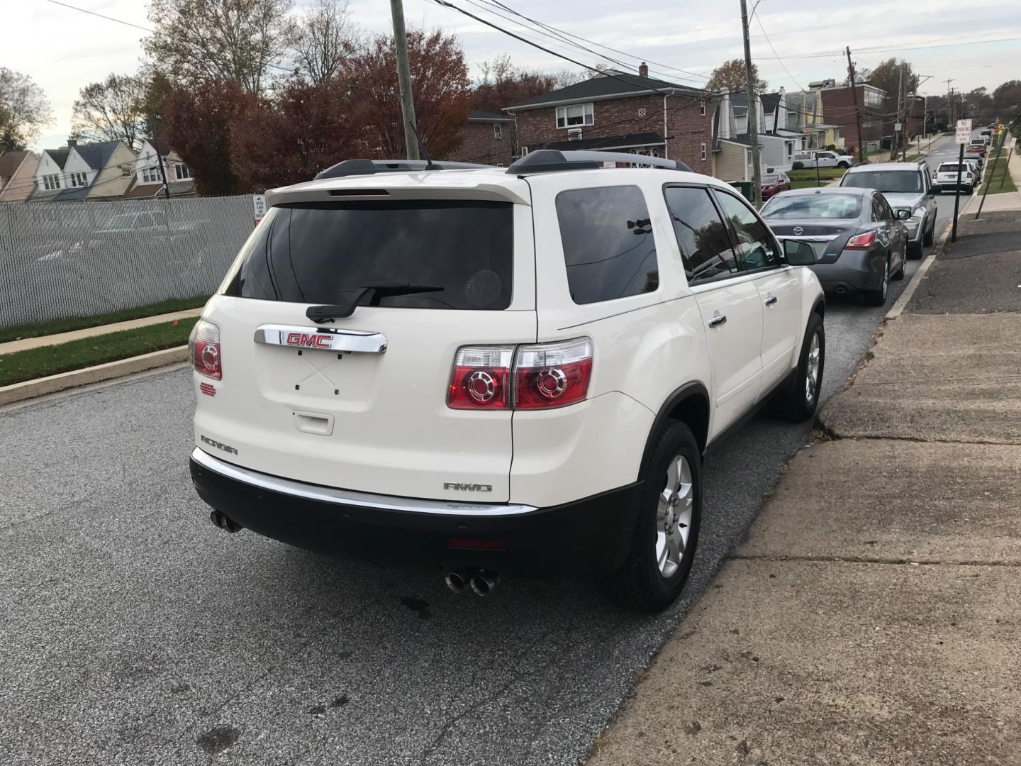 2011 White /Gray GMC Acadia SLE-2 AWD (1GKKVPEDXBJ) with an 3.6L V6 DOHC 24V engine, 6-Speed Automatic transmission, located at 577 Chester Pike, Prospect Park, PA, 19076, (610) 237-1015, 39.886154, -75.302338 - Photo#4