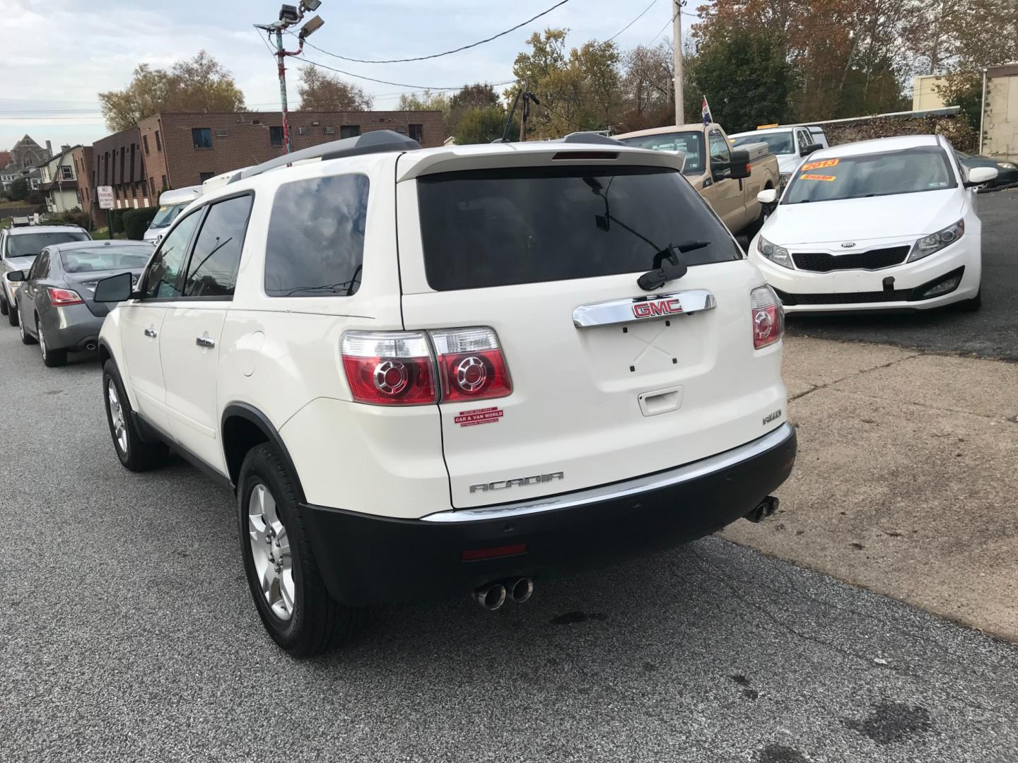 2011 White /Gray GMC Acadia SLE-2 AWD (1GKKVPEDXBJ) with an 3.6L V6 DOHC 24V engine, 6-Speed Automatic transmission, located at 577 Chester Pike, Prospect Park, PA, 19076, (610) 237-1015, 39.886154, -75.302338 - Photo#5