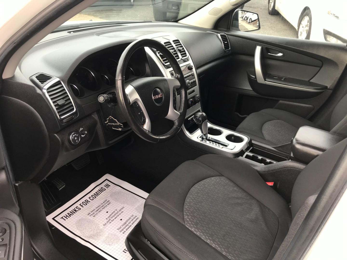 2011 White /Gray GMC Acadia SLE-2 AWD (1GKKVPEDXBJ) with an 3.6L V6 DOHC 24V engine, 6-Speed Automatic transmission, located at 577 Chester Pike, Prospect Park, PA, 19076, (610) 237-1015, 39.886154, -75.302338 - Photo#7