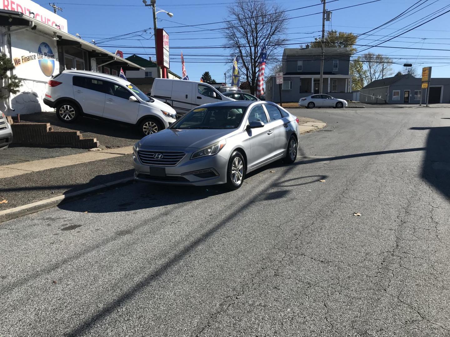 2015 Silver /Gray Hyundai Sonata SE (5NPE24AF4FH) with an 2.4 V4 engine, Automatic transmission, located at 577 Chester Pike, Prospect Park, PA, 19076, (610) 237-1015, 39.886154, -75.302338 - Photo#1