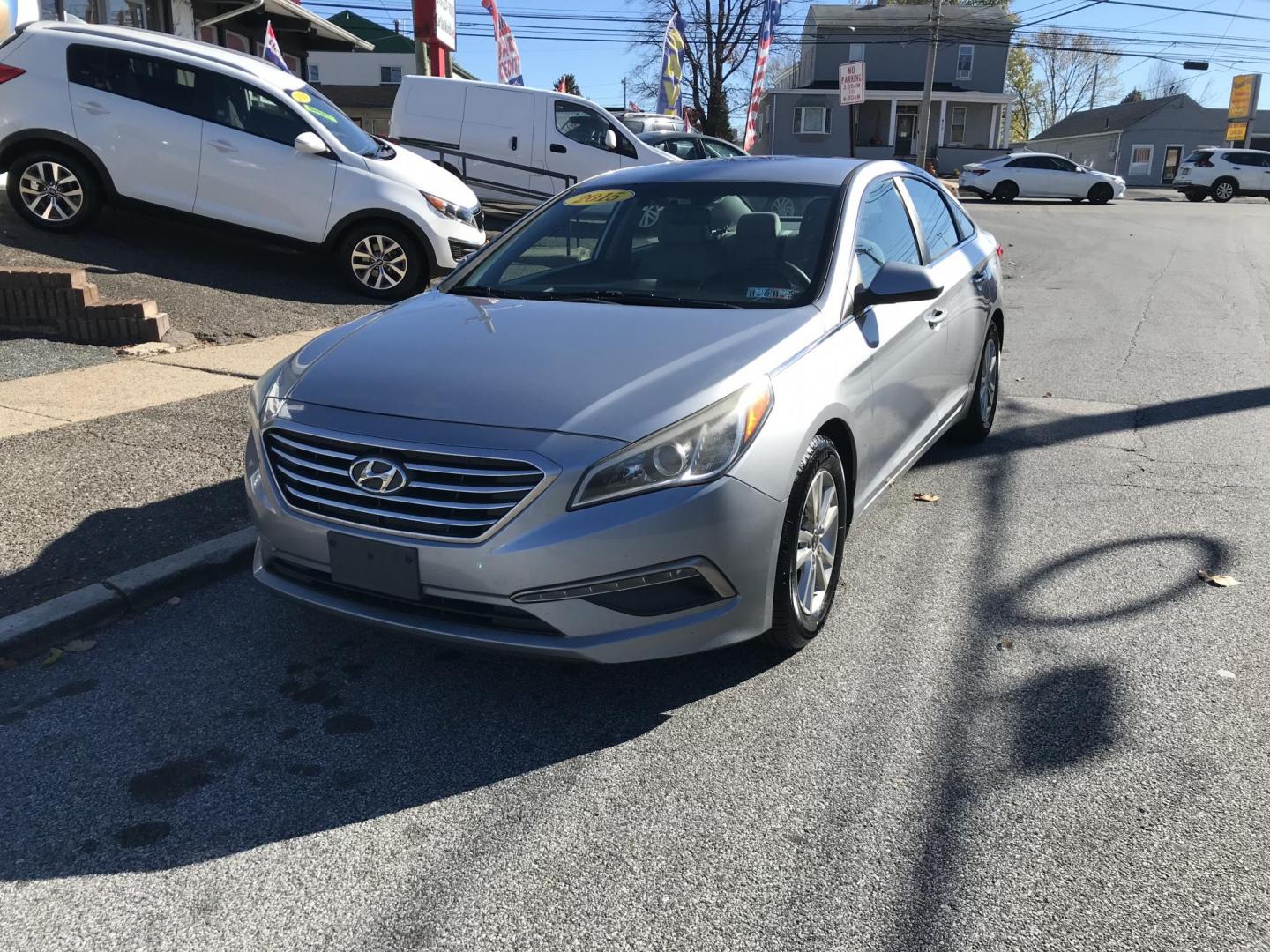 2015 Silver /Gray Hyundai Sonata SE (5NPE24AF4FH) with an 2.4 V4 engine, Automatic transmission, located at 577 Chester Pike, Prospect Park, PA, 19076, (610) 237-1015, 39.886154, -75.302338 - Photo#2