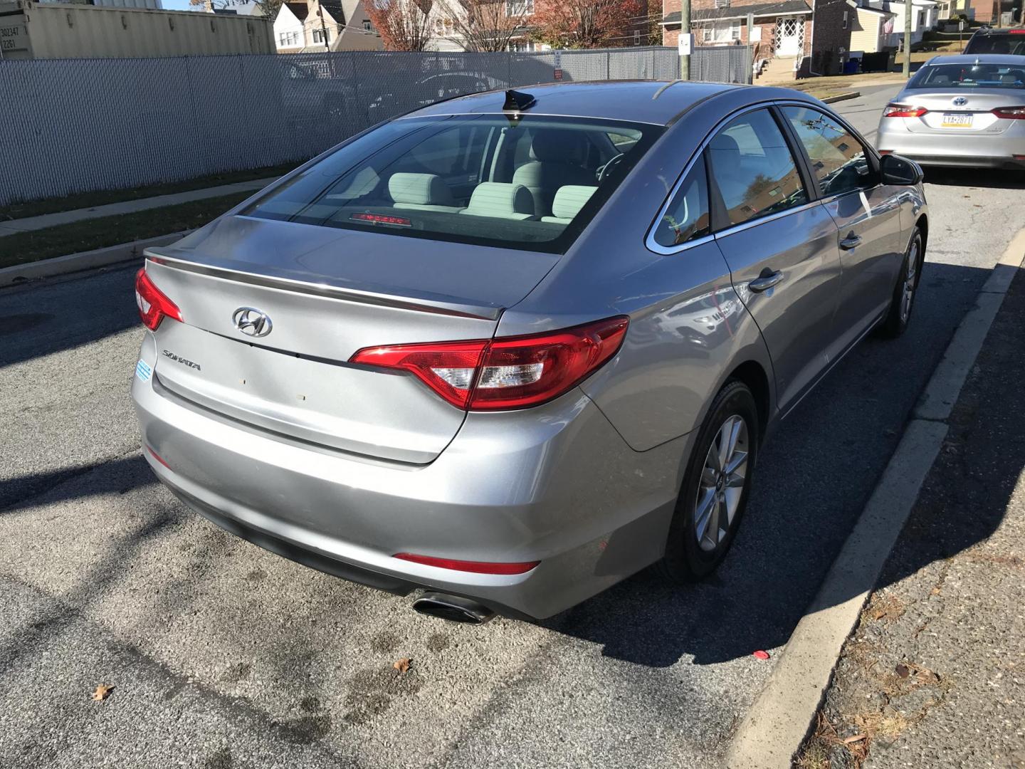 2015 Silver /Gray Hyundai Sonata SE (5NPE24AF4FH) with an 2.4 V4 engine, Automatic transmission, located at 577 Chester Pike, Prospect Park, PA, 19076, (610) 237-1015, 39.886154, -75.302338 - Photo#3