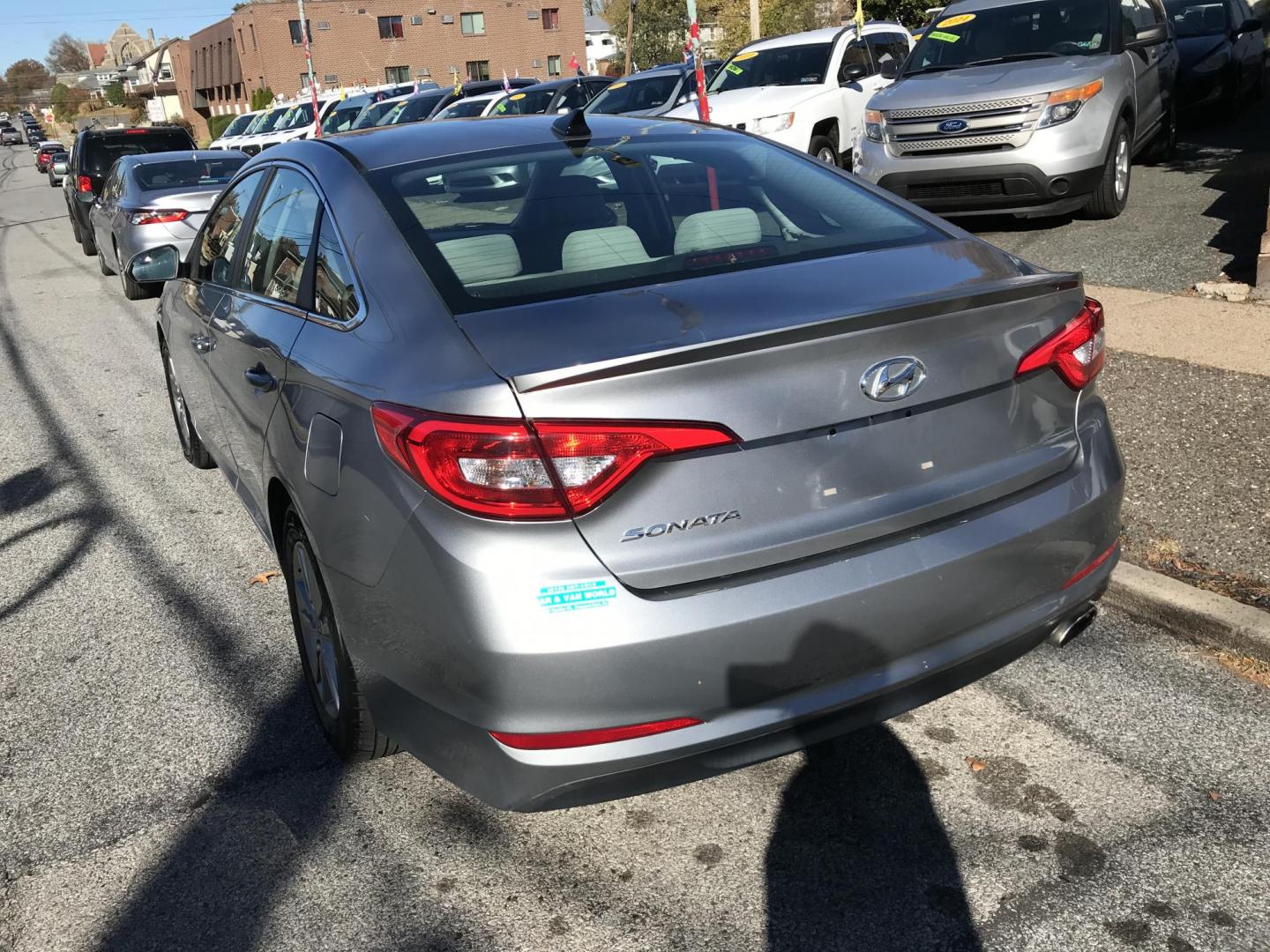 2015 Silver /Gray Hyundai Sonata SE (5NPE24AF4FH) with an 2.4 V4 engine, Automatic transmission, located at 577 Chester Pike, Prospect Park, PA, 19076, (610) 237-1015, 39.886154, -75.302338 - Photo#4