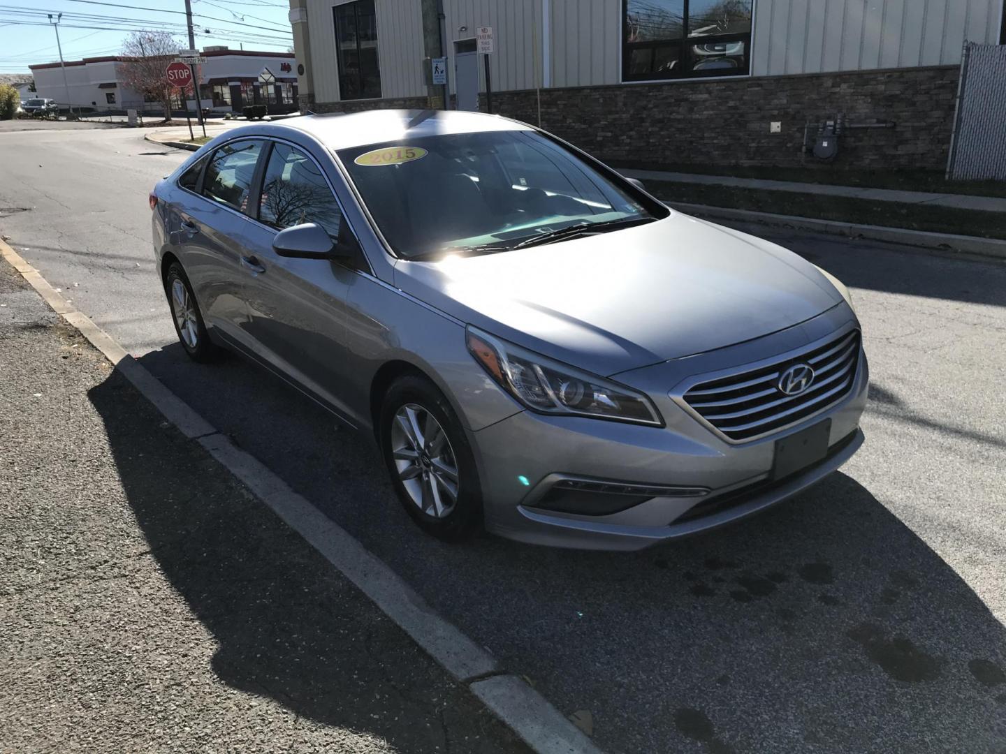 2015 Silver /Gray Hyundai Sonata SE (5NPE24AF4FH) with an 2.4 V4 engine, Automatic transmission, located at 577 Chester Pike, Prospect Park, PA, 19076, (610) 237-1015, 39.886154, -75.302338 - Photo#5