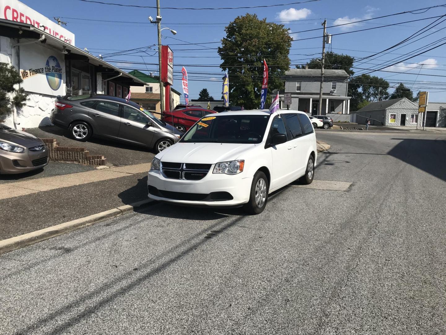 2018 White /Black Dodge Grand Caravan SE (2C4RDGBGXJR) with an 3.6 V6 engine, Automatic transmission, located at 577 Chester Pike, Prospect Park, PA, 19076, (610) 237-1015, 39.886154, -75.302338 - Photo#1