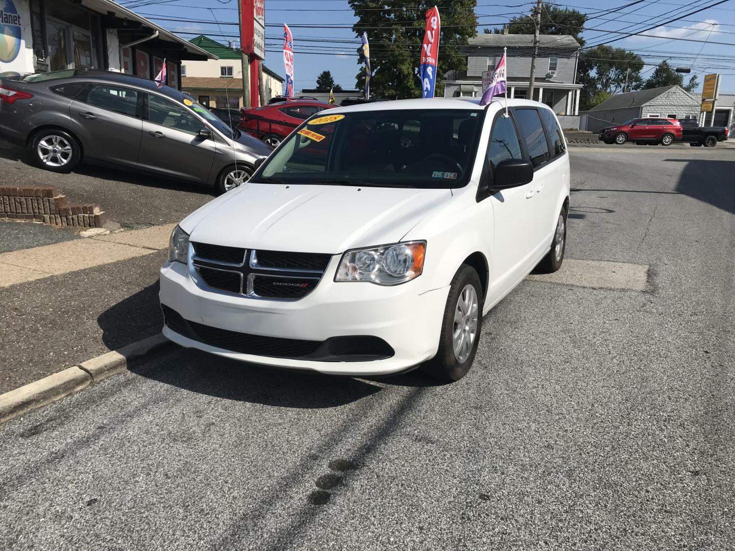 2018 White /Black Dodge Grand Caravan SE (2C4RDGBGXJR) with an 3.6 V6 engine, Automatic transmission, located at 577 Chester Pike, Prospect Park, PA, 19076, (610) 237-1015, 39.886154, -75.302338 - Photo#2