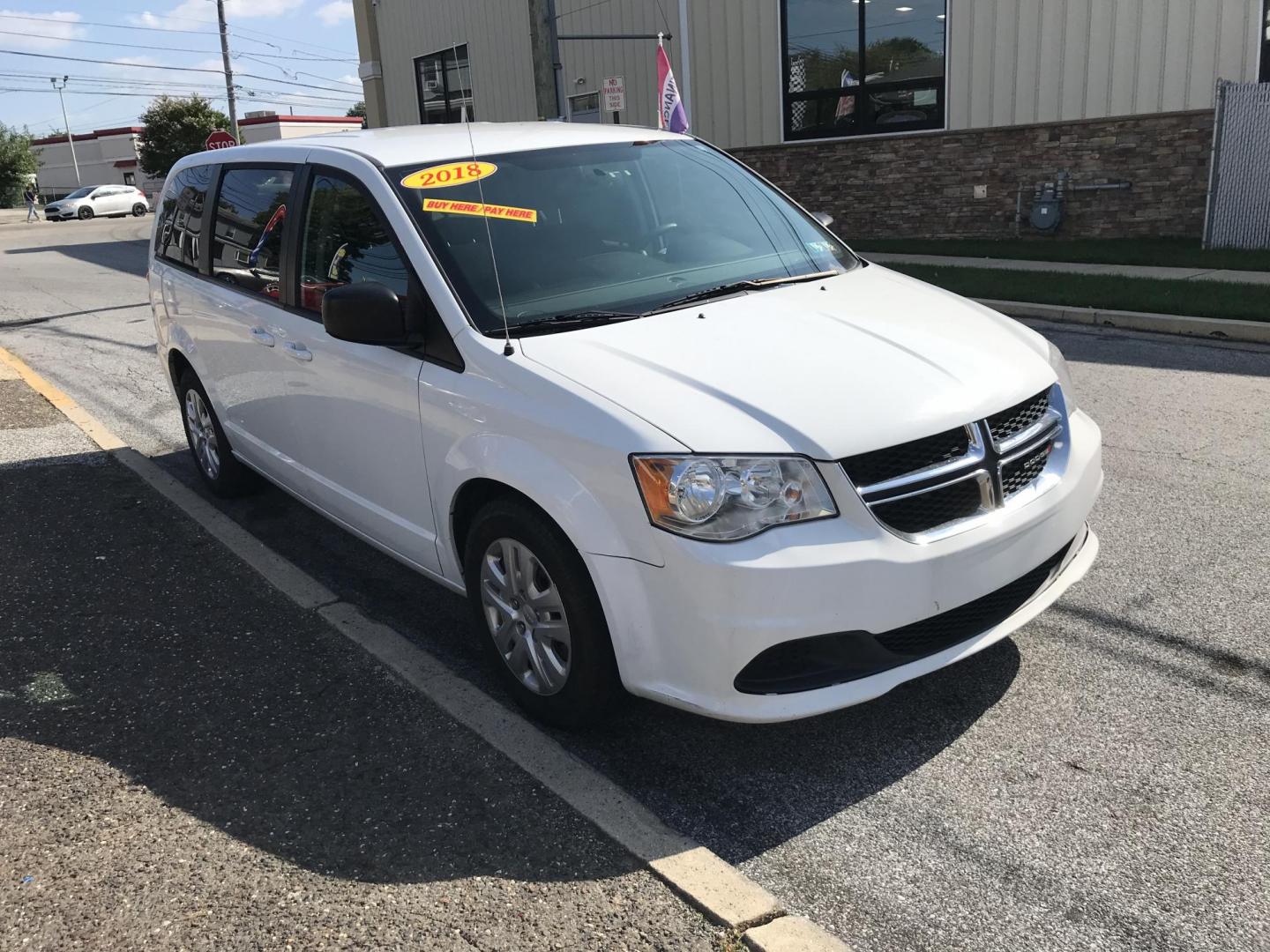 2018 White /Black Dodge Grand Caravan SE (2C4RDGBGXJR) with an 3.6 V6 engine, Automatic transmission, located at 577 Chester Pike, Prospect Park, PA, 19076, (610) 237-1015, 39.886154, -75.302338 - Photo#3