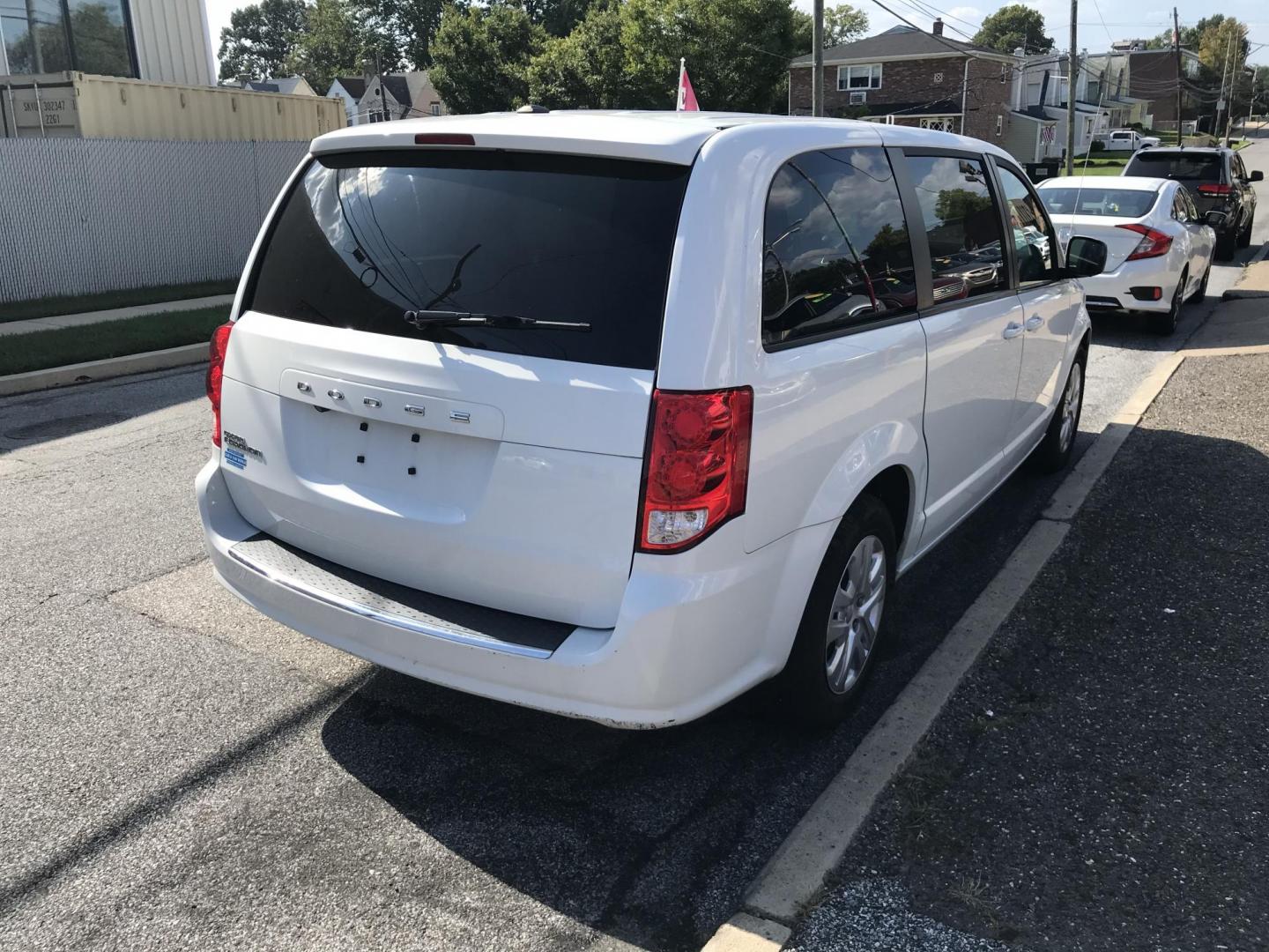 2018 White /Black Dodge Grand Caravan SE (2C4RDGBGXJR) with an 3.6 V6 engine, Automatic transmission, located at 577 Chester Pike, Prospect Park, PA, 19076, (610) 237-1015, 39.886154, -75.302338 - Photo#4