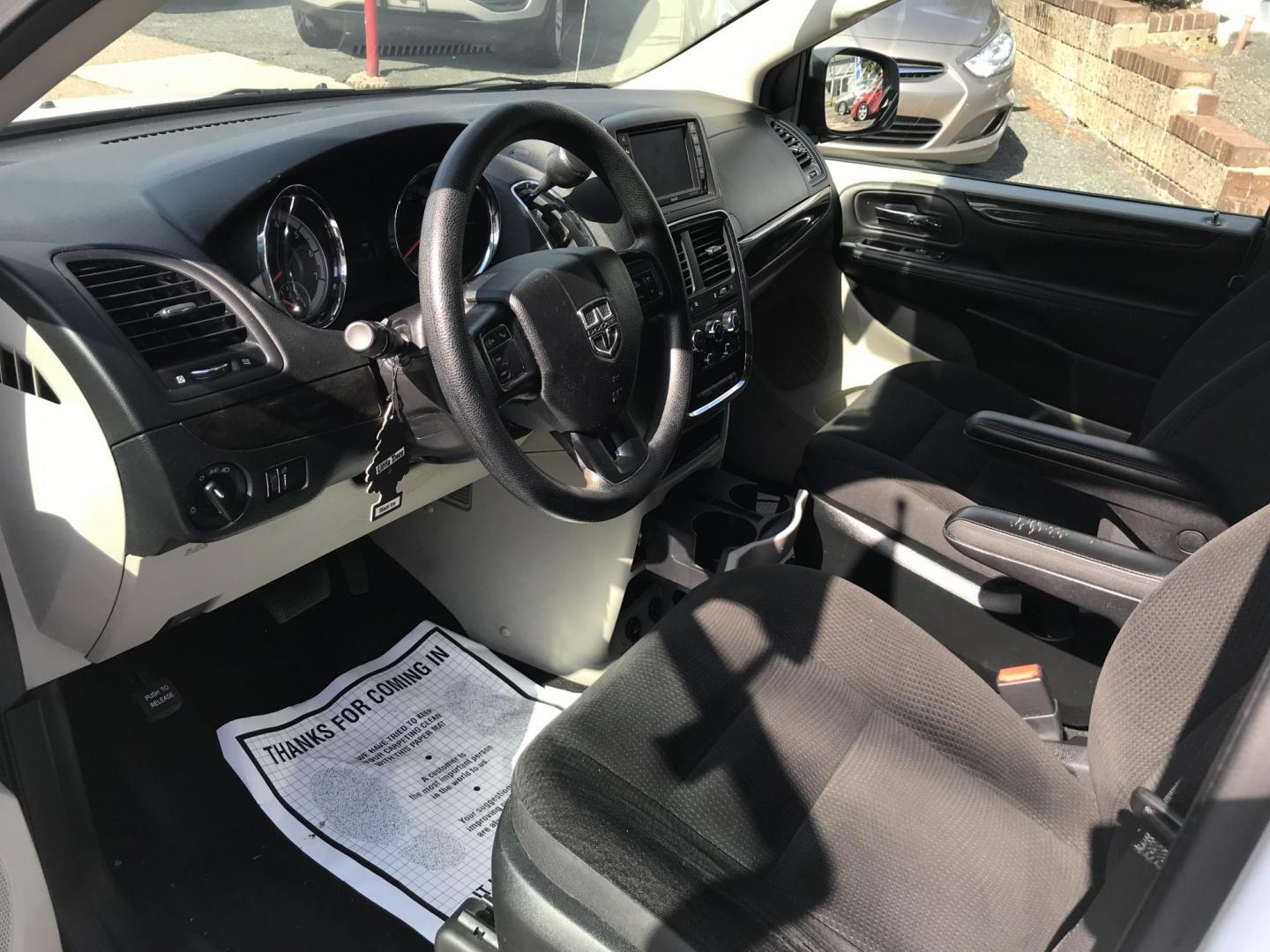 2018 White /Black Dodge Grand Caravan SE (2C4RDGBGXJR) with an 3.6 V6 engine, Automatic transmission, located at 577 Chester Pike, Prospect Park, PA, 19076, (610) 237-1015, 39.886154, -75.302338 - Photo#5