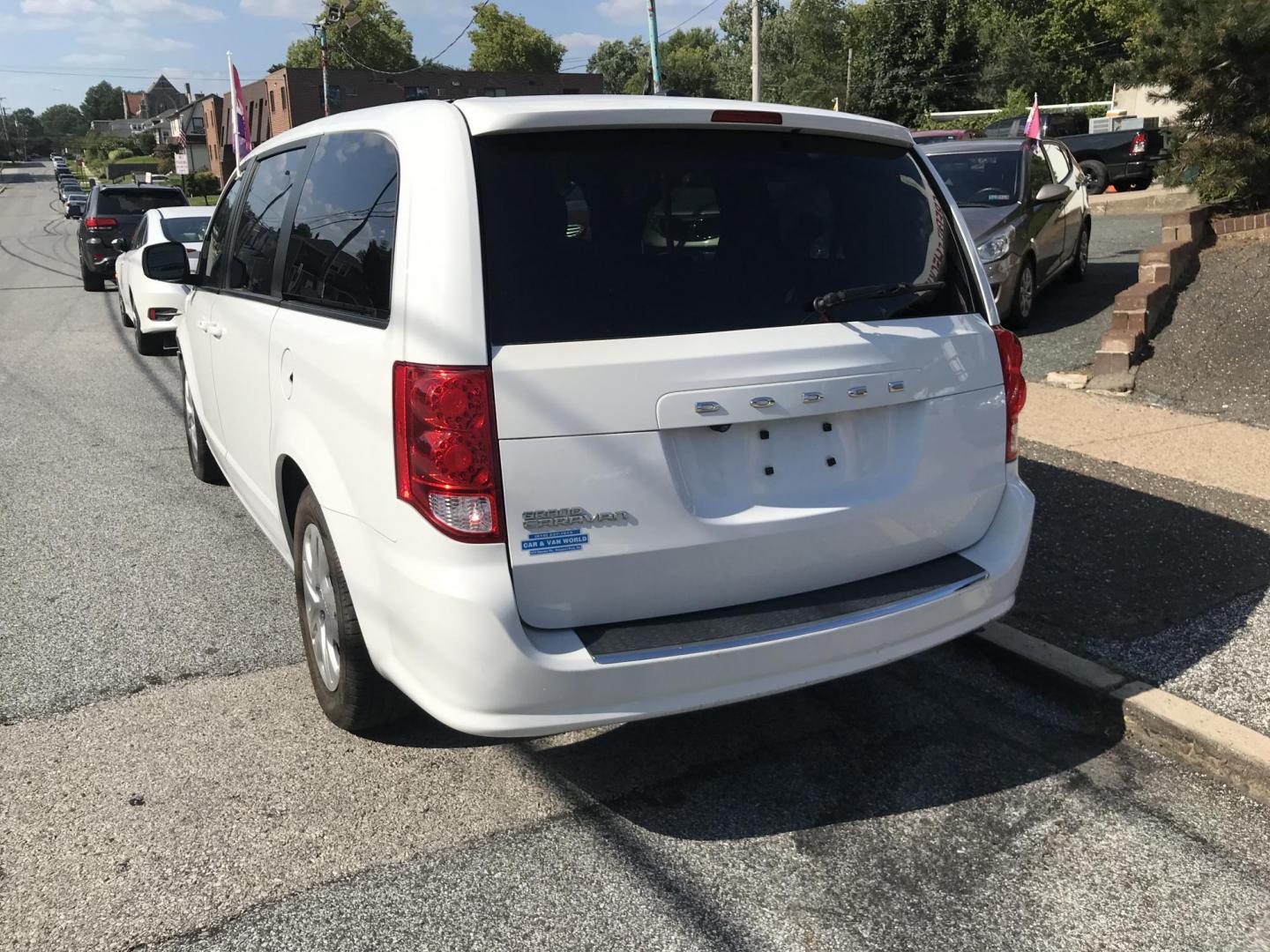 2018 White /Black Dodge Grand Caravan SE (2C4RDGBGXJR) with an 3.6 V6 engine, Automatic transmission, located at 577 Chester Pike, Prospect Park, PA, 19076, (610) 237-1015, 39.886154, -75.302338 - Photo#6