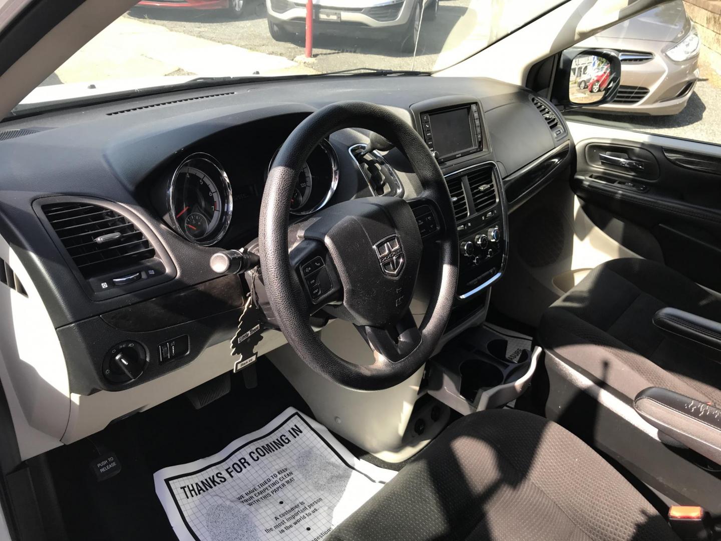 2018 White /Black Dodge Grand Caravan SE (2C4RDGBGXJR) with an 3.6 V6 engine, Automatic transmission, located at 577 Chester Pike, Prospect Park, PA, 19076, (610) 237-1015, 39.886154, -75.302338 - Photo#8