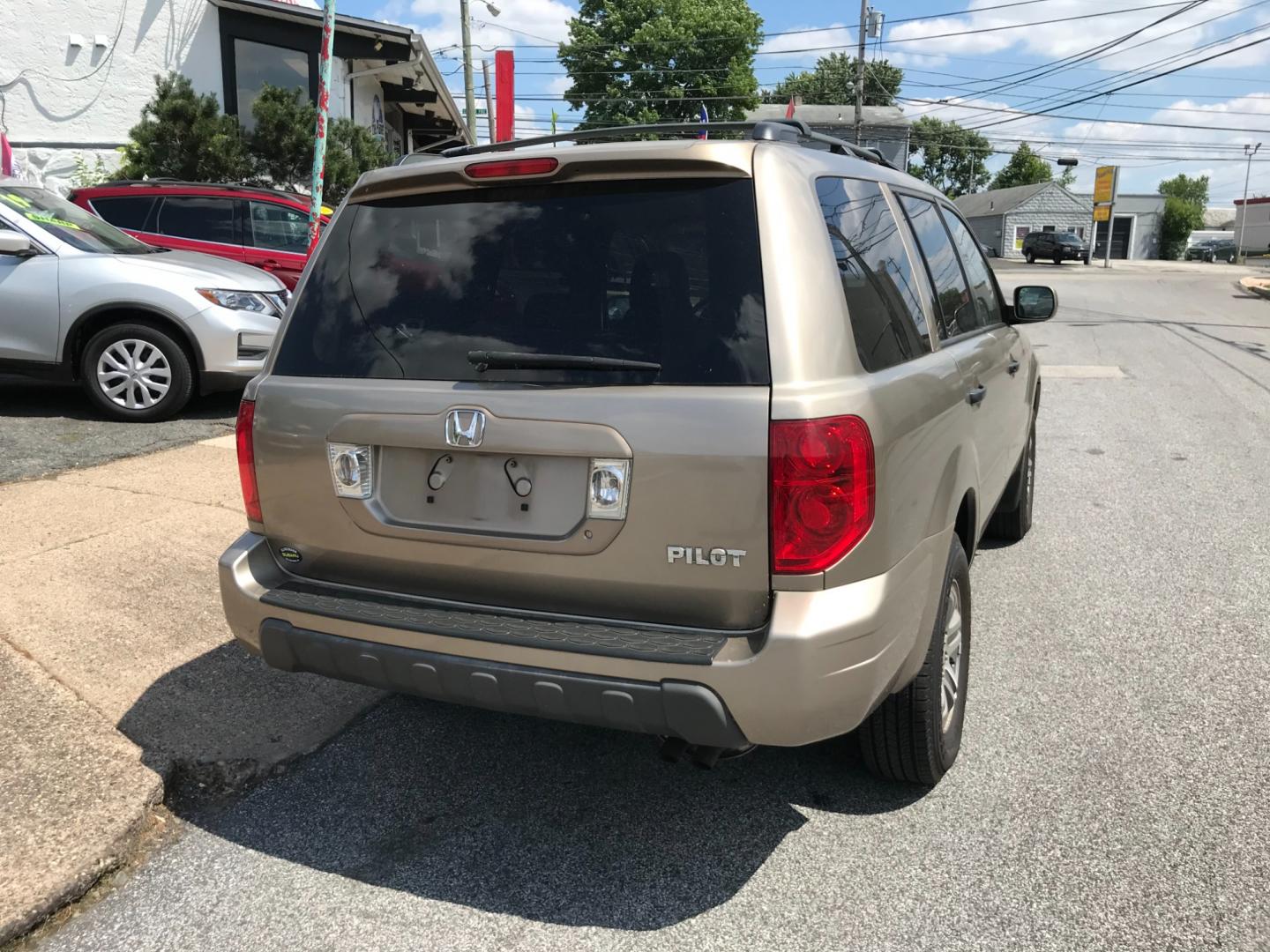 2003 Gold /Tan Honda Pilot EXL (2HKYF18553H) with an 3.5 V6 engine, Automatic transmission, located at 577 Chester Pike, Prospect Park, PA, 19076, (610) 237-1015, 39.886154, -75.302338 - Photo#5