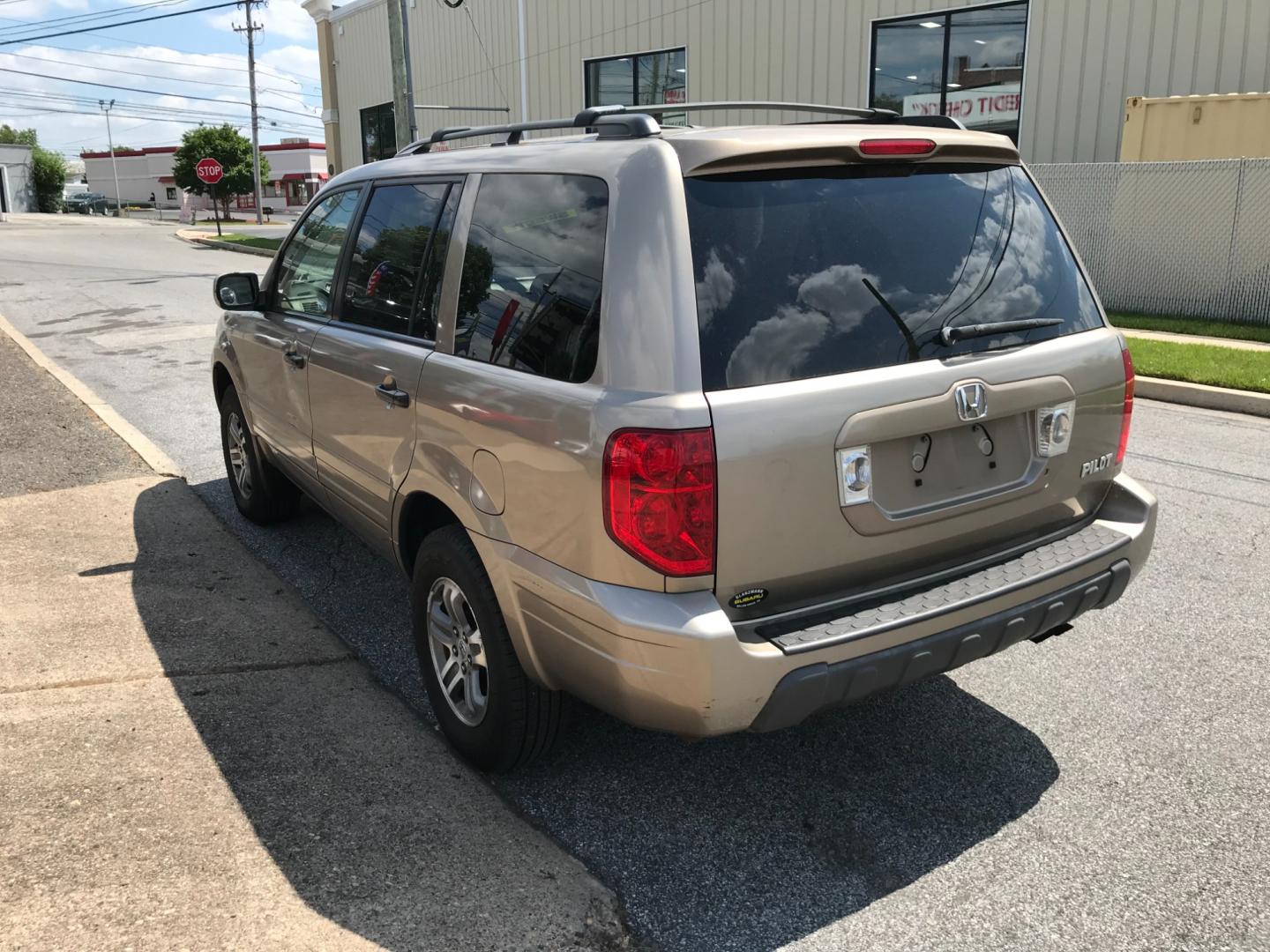 2003 Gold /Tan Honda Pilot EXL (2HKYF18553H) with an 3.5 V6 engine, Automatic transmission, located at 577 Chester Pike, Prospect Park, PA, 19076, (610) 237-1015, 39.886154, -75.302338 - Photo#4