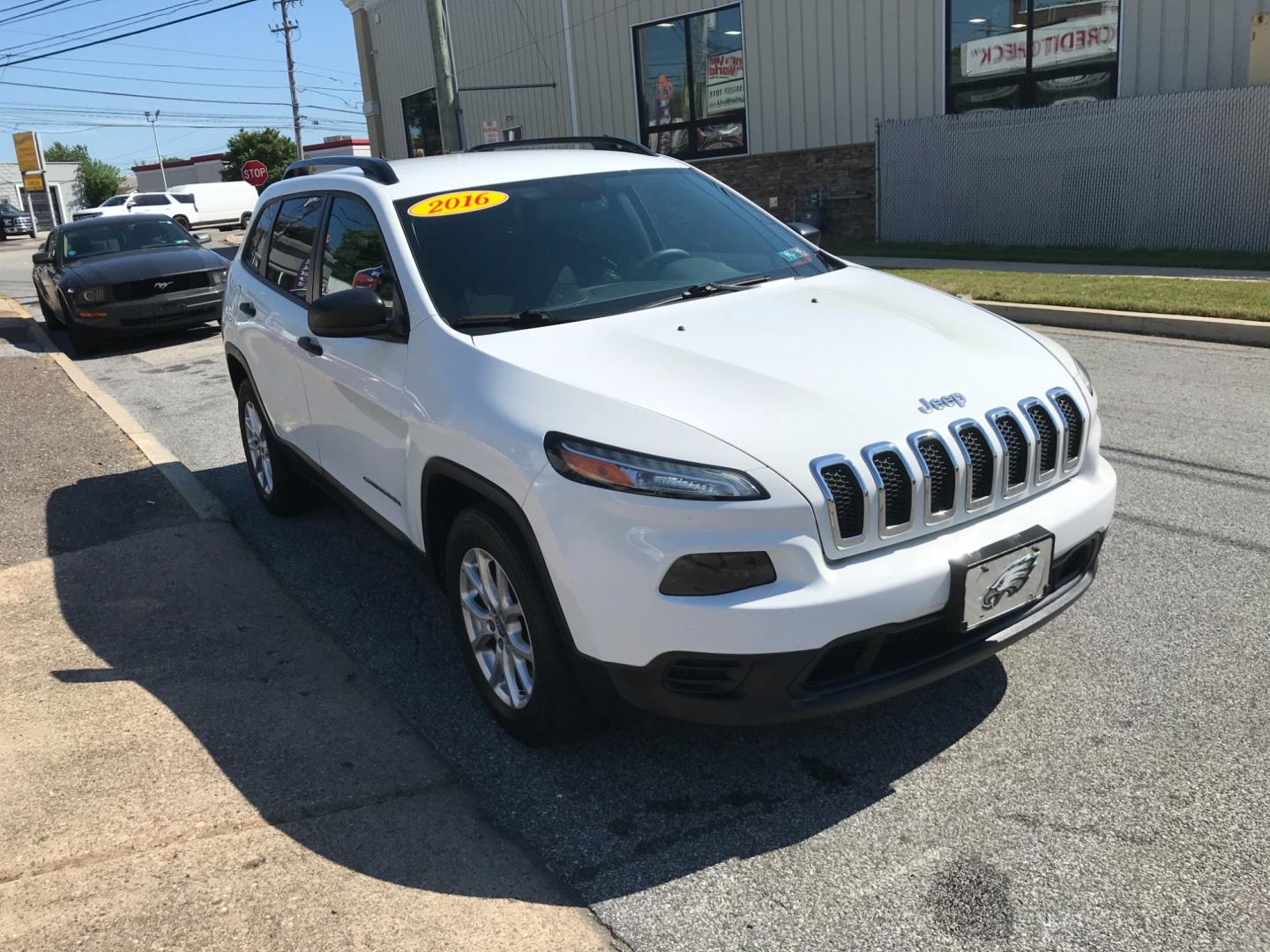 2016 White /Gray Jeep Cherokee Sport (1C4PJMAB1GW) with an 2.4 V4 engine, Automatic transmission, located at 577 Chester Pike, Prospect Park, PA, 19076, (610) 237-1015, 39.886154, -75.302338 - Photo#3