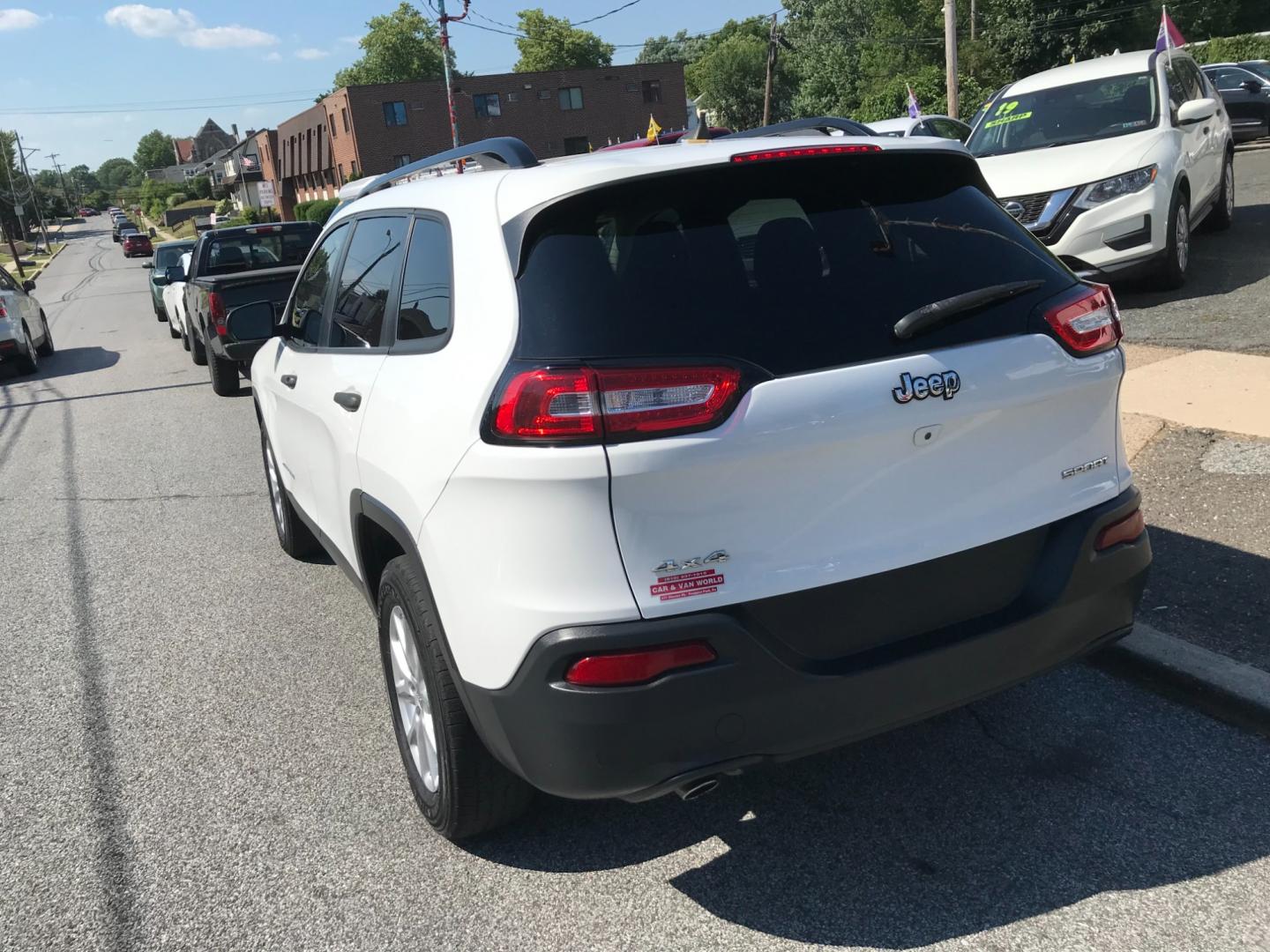 2016 White /Gray Jeep Cherokee Sport (1C4PJMAB1GW) with an 2.4 V4 engine, Automatic transmission, located at 577 Chester Pike, Prospect Park, PA, 19076, (610) 237-1015, 39.886154, -75.302338 - Photo#5