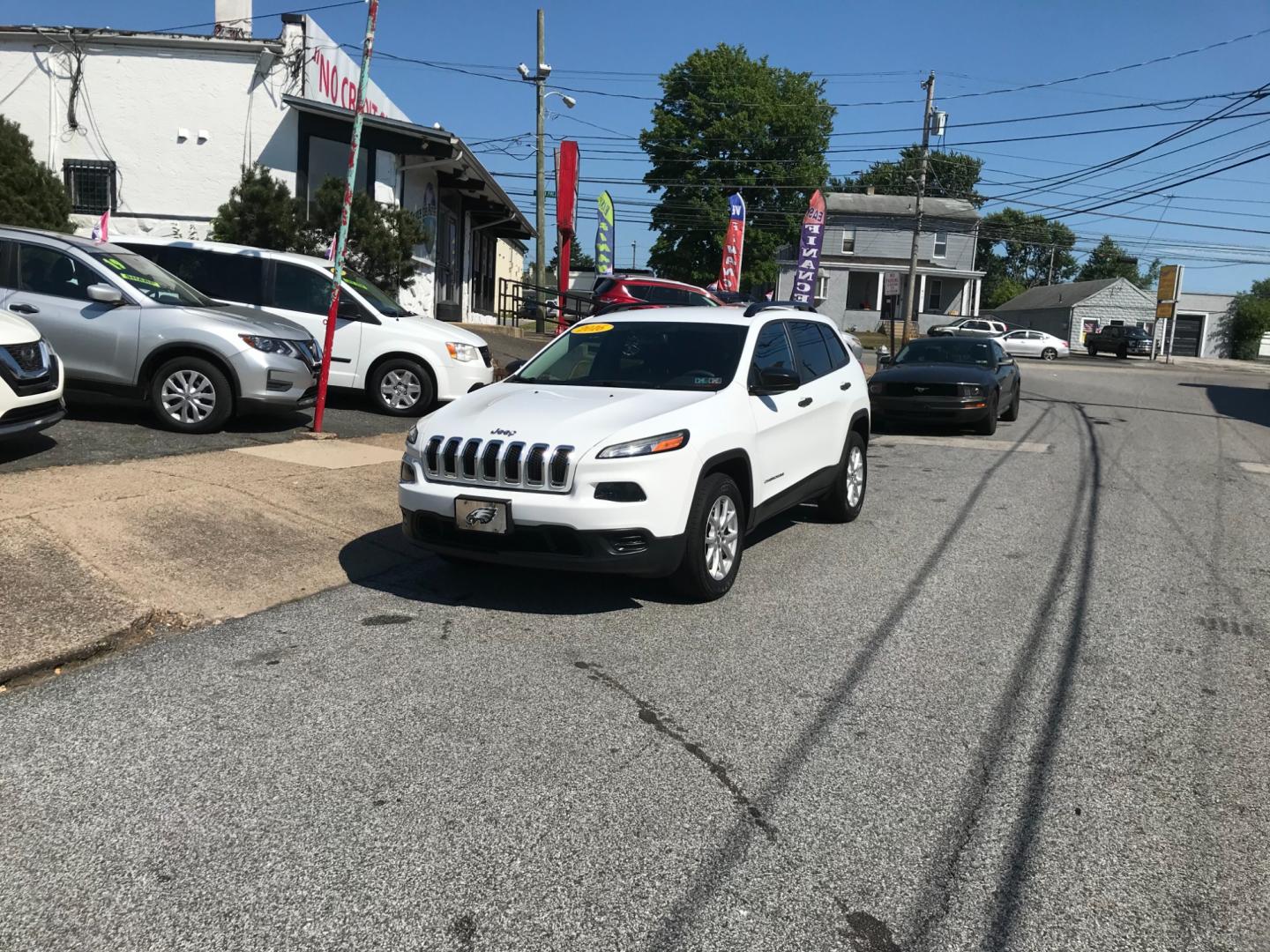 2016 White /Gray Jeep Cherokee Sport (1C4PJMAB1GW) with an 2.4 V4 engine, Automatic transmission, located at 577 Chester Pike, Prospect Park, PA, 19076, (610) 237-1015, 39.886154, -75.302338 - Photo#1