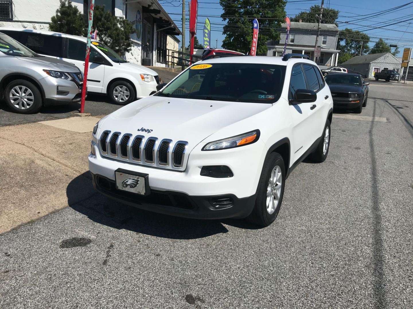 2016 White /Gray Jeep Cherokee Sport (1C4PJMAB1GW) with an 2.4 V4 engine, Automatic transmission, located at 577 Chester Pike, Prospect Park, PA, 19076, (610) 237-1015, 39.886154, -75.302338 - Photo#2