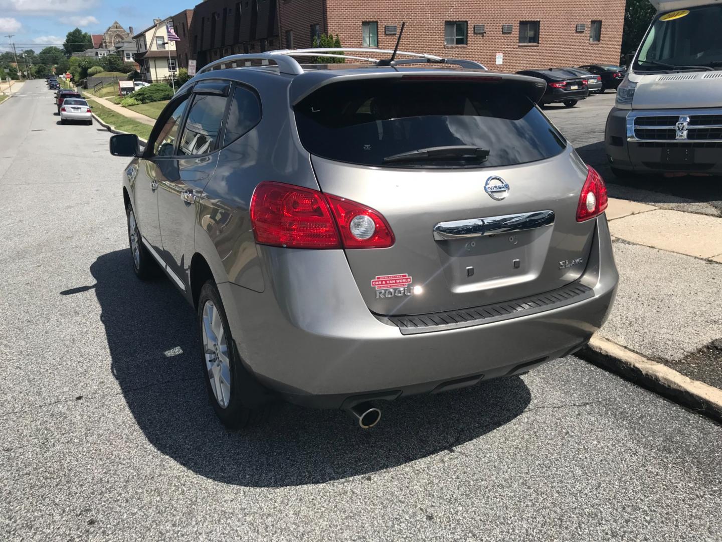 2011 Silver /Gray Nissan Rogue S (JN8AS5MV8BW) with an 2.5 V4 engine, Automatic transmission, located at 577 Chester Pike, Prospect Park, PA, 19076, (610) 237-1015, 39.886154, -75.302338 - Photo#5