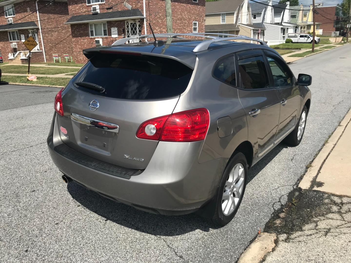 2011 Silver /Gray Nissan Rogue S (JN8AS5MV8BW) with an 2.5 V4 engine, Automatic transmission, located at 577 Chester Pike, Prospect Park, PA, 19076, (610) 237-1015, 39.886154, -75.302338 - Photo#4