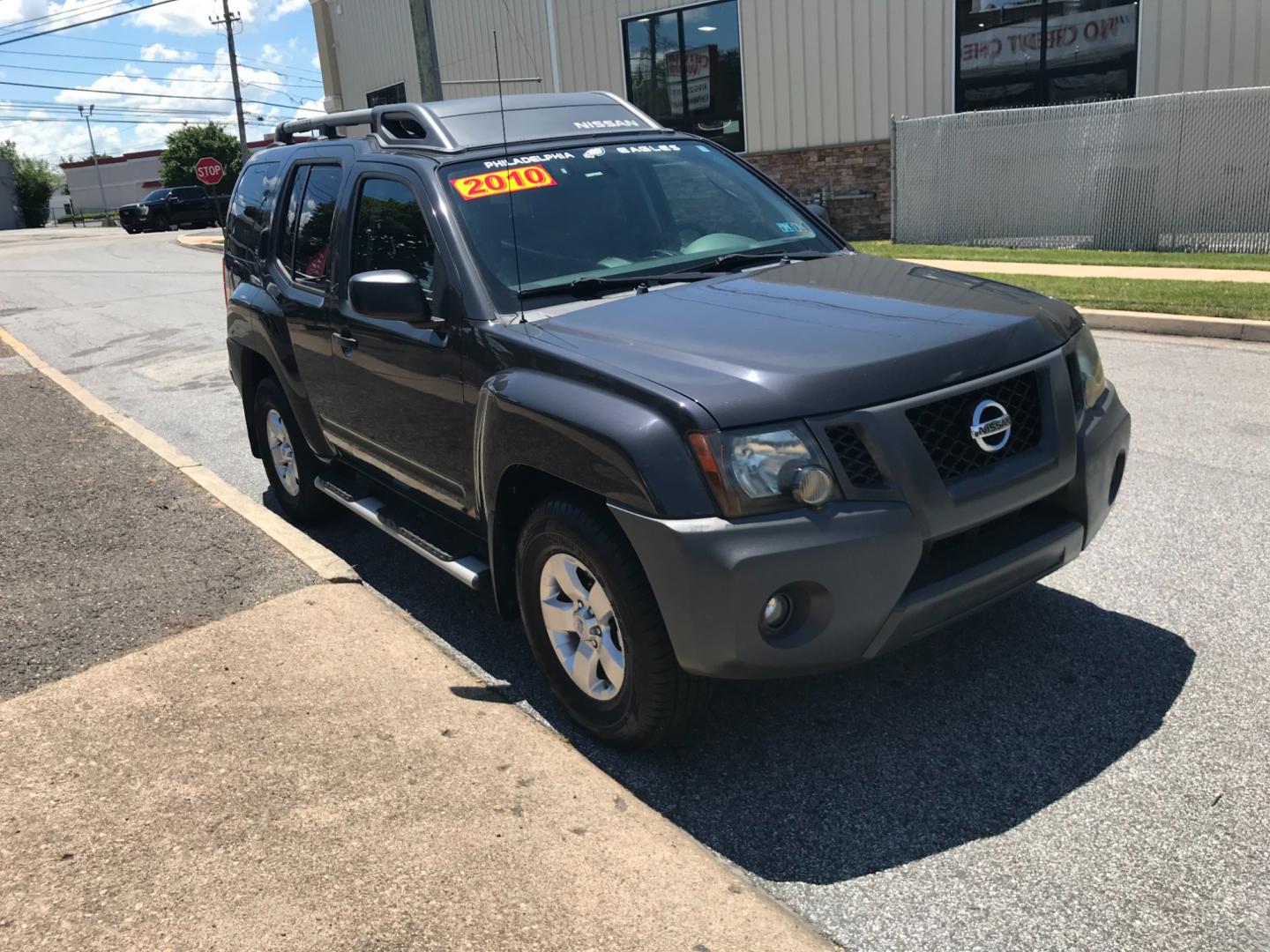 2010 Gray /Gray Nissan Xterra Off-Road (5N1AN0NW0AC) with an 4.0 V6 engine, Automatic transmission, located at 577 Chester Pike, Prospect Park, PA, 19076, (610) 237-1015, 39.886154, -75.302338 - Photo#3