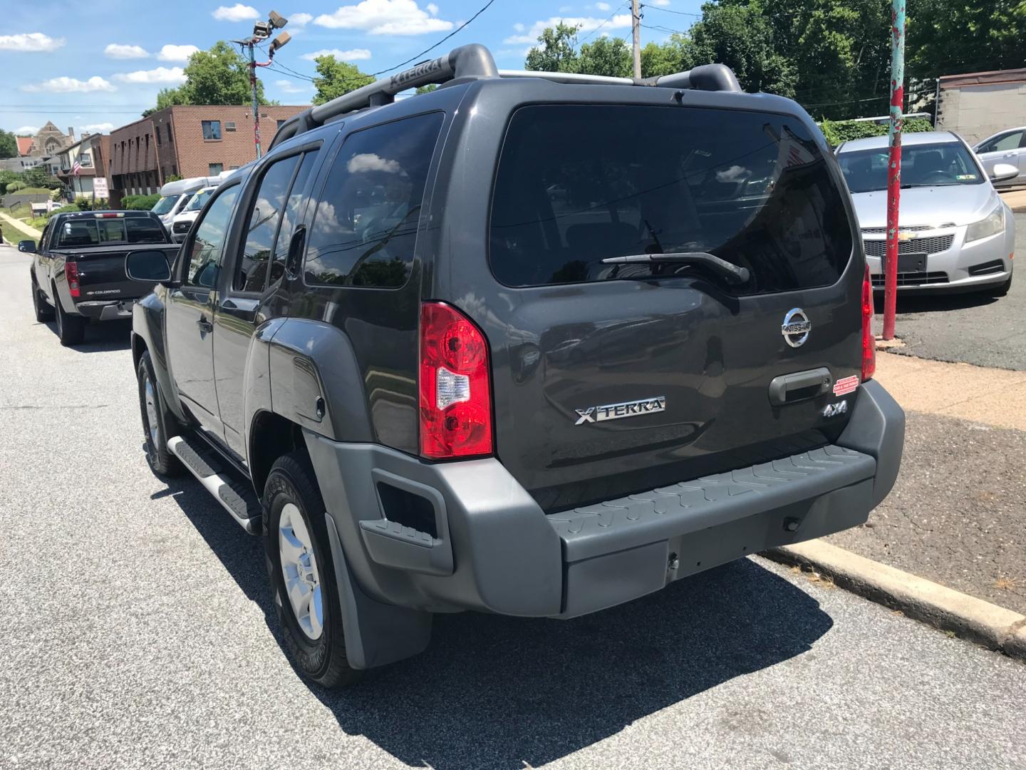 2010 Gray /Gray Nissan Xterra Off-Road (5N1AN0NW0AC) with an 4.0 V6 engine, Automatic transmission, located at 577 Chester Pike, Prospect Park, PA, 19076, (610) 237-1015, 39.886154, -75.302338 - Photo#5