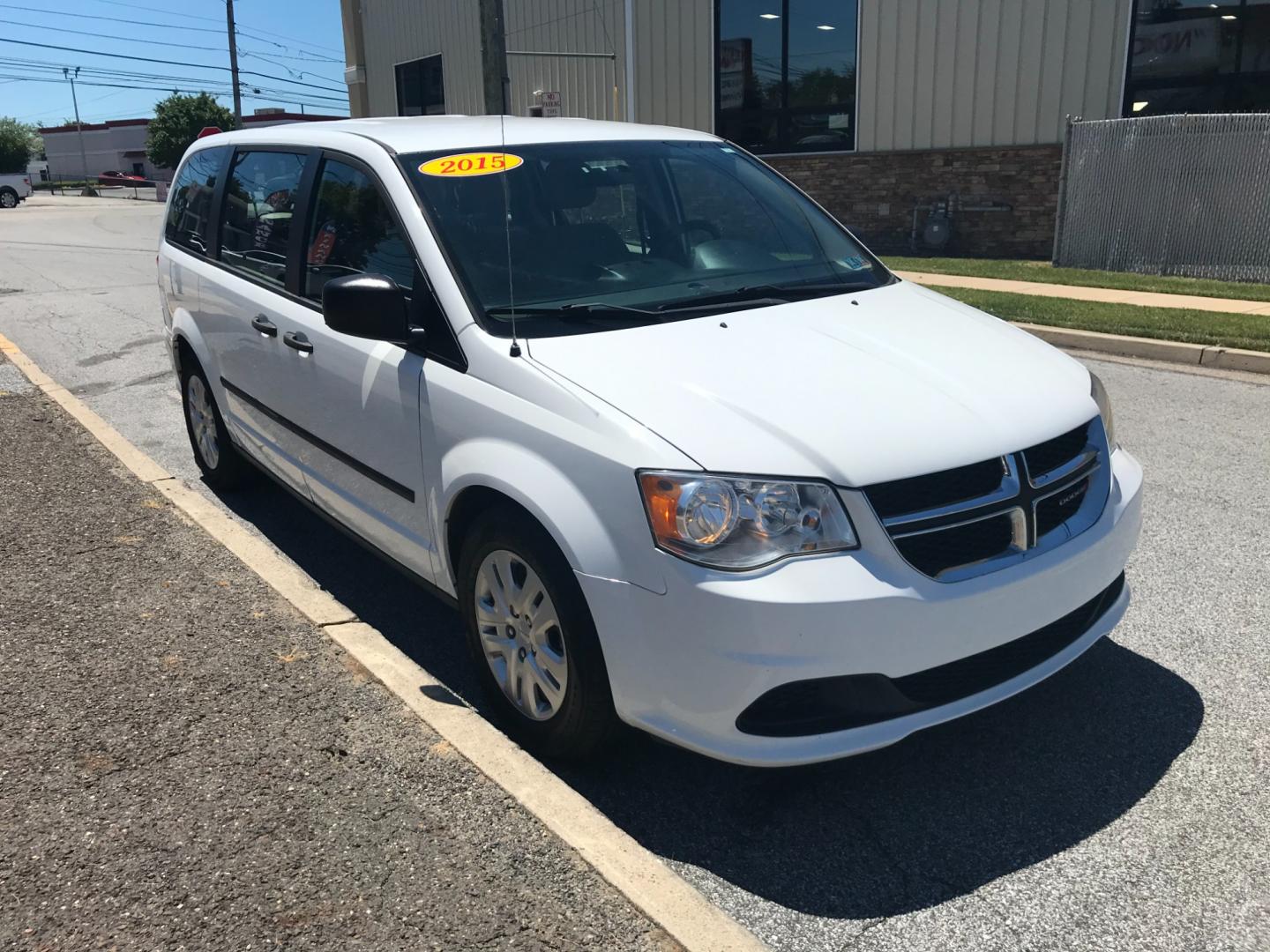 2015 White /Gray Dodge Grand Caravan SE (2C4RDGBG7FR) with an 3.6 V6 engine, Automatic transmission, located at 577 Chester Pike, Prospect Park, PA, 19076, (610) 237-1015, 39.886154, -75.302338 - Photo#3