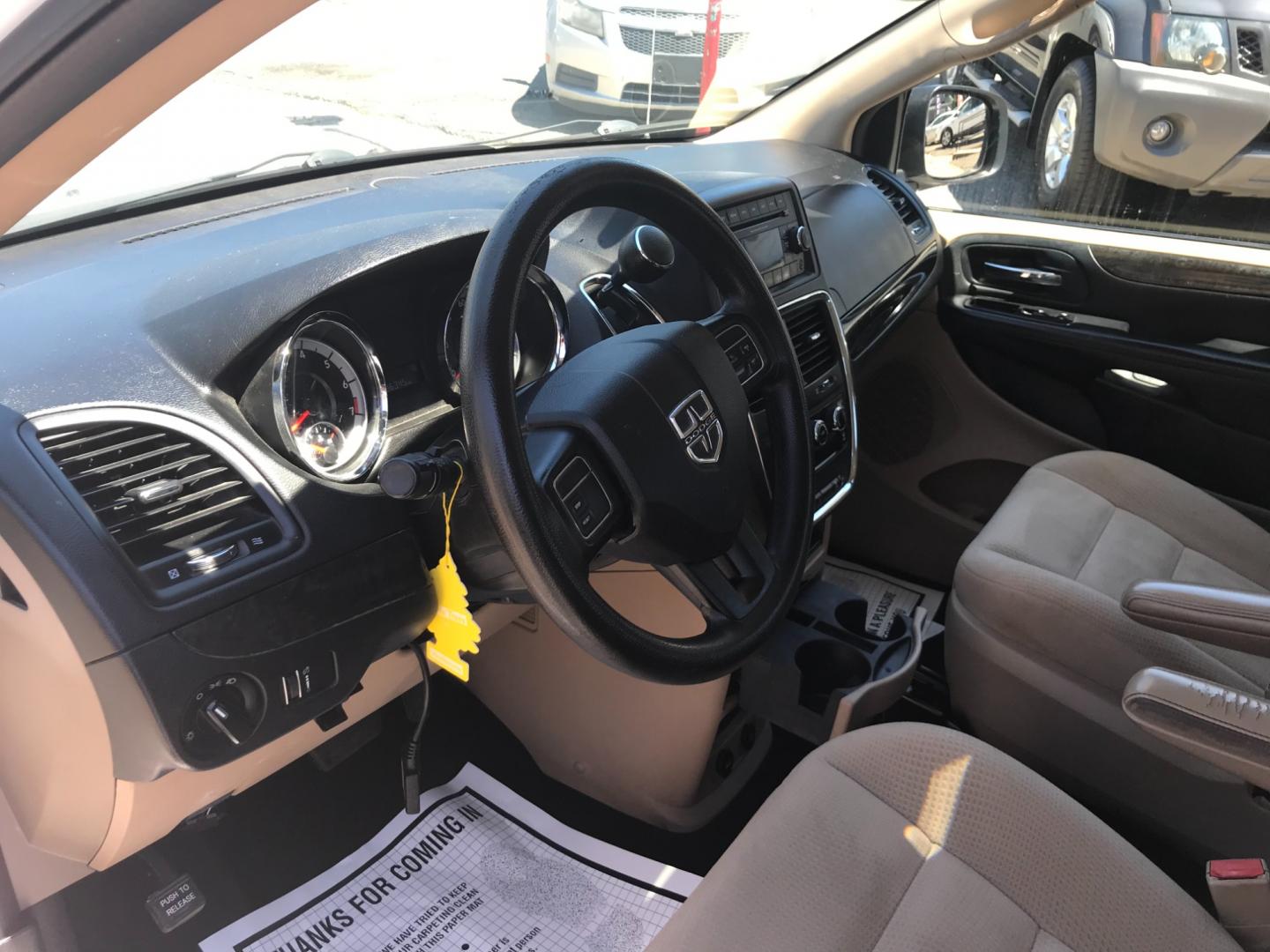 2015 White /Gray Dodge Grand Caravan SE (2C4RDGBG7FR) with an 3.6 V6 engine, Automatic transmission, located at 577 Chester Pike, Prospect Park, PA, 19076, (610) 237-1015, 39.886154, -75.302338 - Photo#10