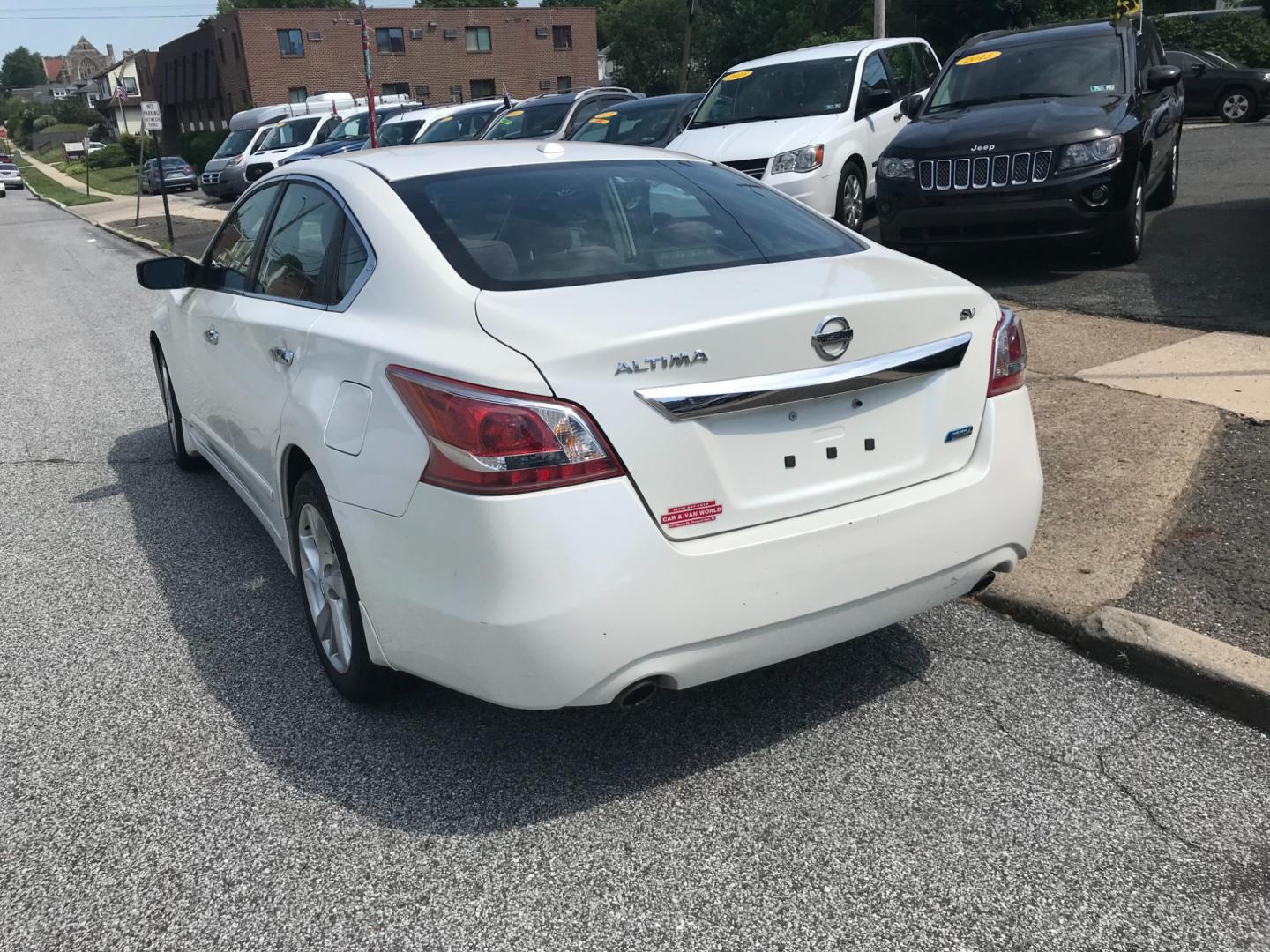 2013 White /Gray Nissan Altima SV (1N4AL3AP5DC) with an 2.5 V4 engine, Automatic transmission, located at 577 Chester Pike, Prospect Park, PA, 19076, (610) 237-1015, 39.886154, -75.302338 - Photo#5