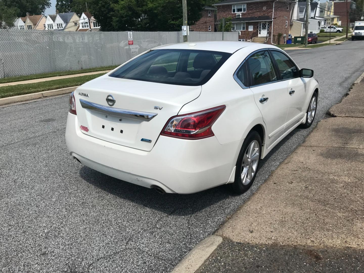 2013 White /Gray Nissan Altima SV (1N4AL3AP5DC) with an 2.5 V4 engine, Automatic transmission, located at 577 Chester Pike, Prospect Park, PA, 19076, (610) 237-1015, 39.886154, -75.302338 - Photo#4