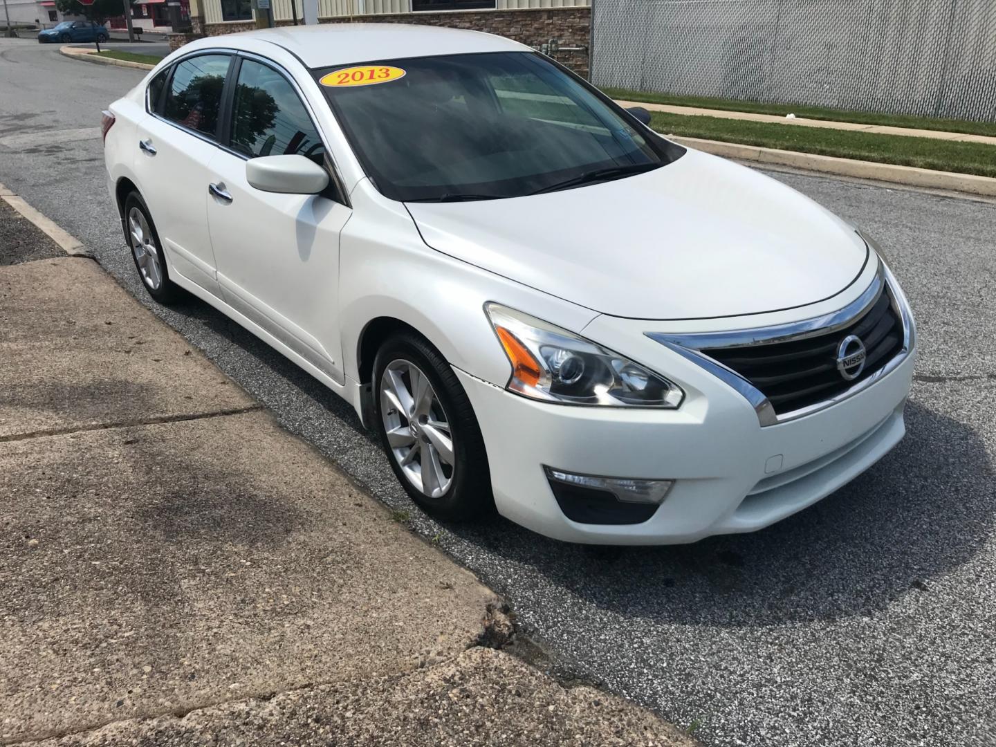 2013 White /Gray Nissan Altima SV (1N4AL3AP5DC) with an 2.5 V4 engine, Automatic transmission, located at 577 Chester Pike, Prospect Park, PA, 19076, (610) 237-1015, 39.886154, -75.302338 - Photo#3