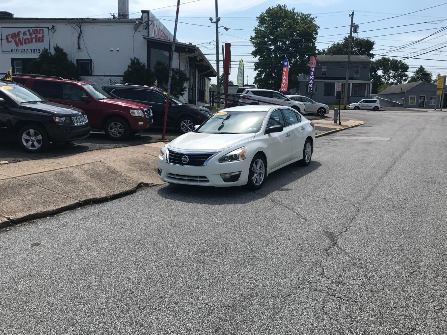 2013 White /Gray Nissan Altima SV (1N4AL3AP5DC) with an 2.5 V4 engine, Automatic transmission, located at 577 Chester Pike, Prospect Park, PA, 19076, (610) 237-1015, 39.886154, -75.302338 - Photo#1