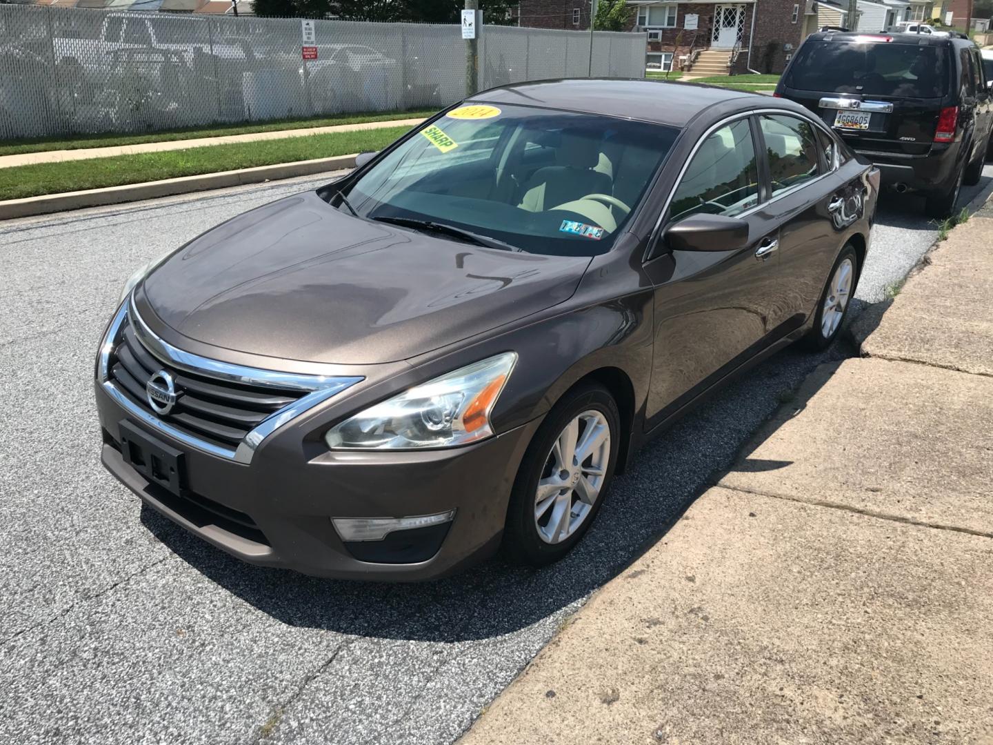 2014 Brown /Beige Nissan Altima 2.5 (1N4AL3AP3EC) with an 2.5 V4 engine, Automatic transmission, located at 577 Chester Pike, Prospect Park, PA, 19076, (610) 237-1015, 39.886154, -75.302338 - Photo#3