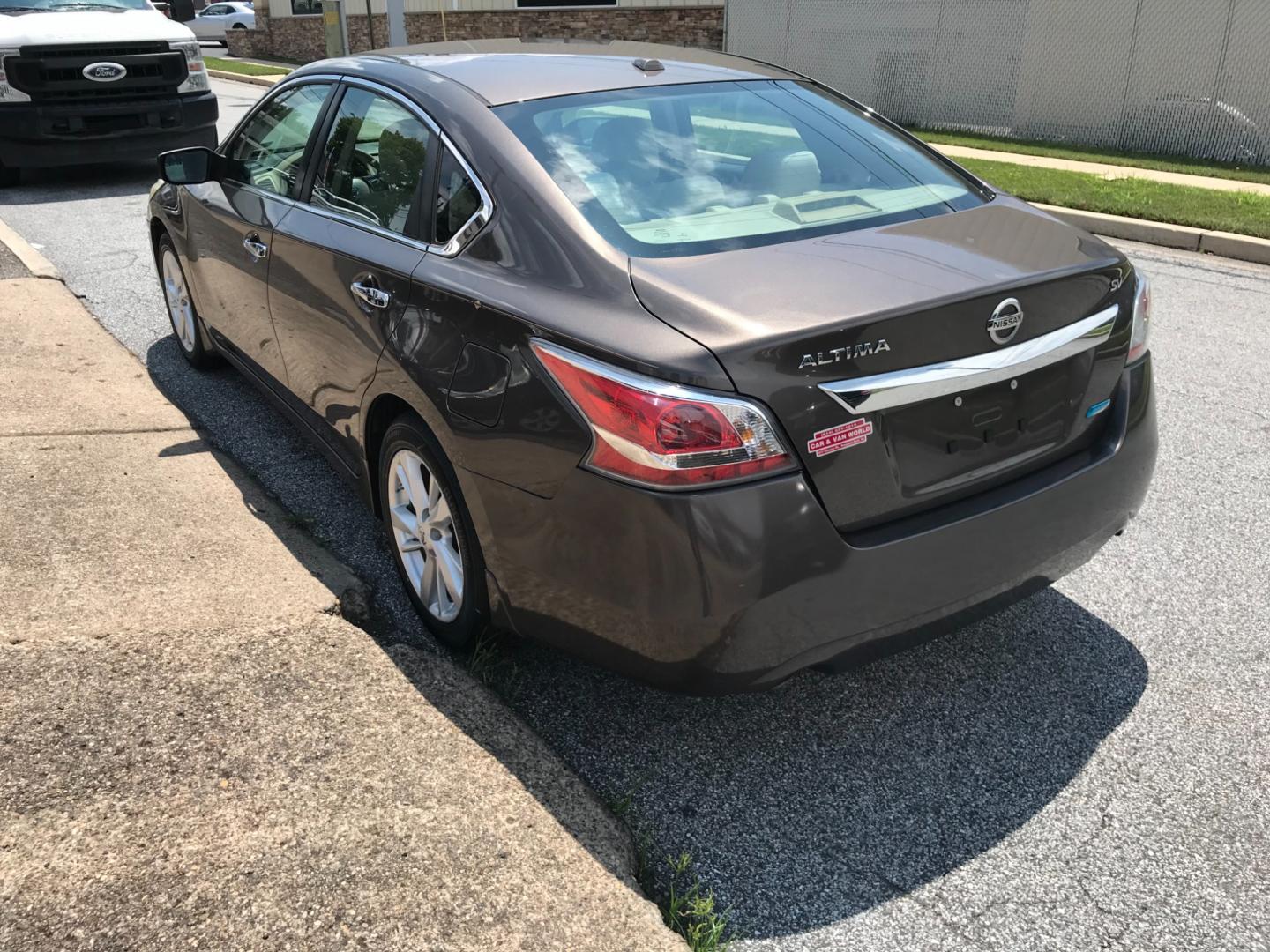 2014 Brown /Beige Nissan Altima 2.5 (1N4AL3AP3EC) with an 2.5 V4 engine, Automatic transmission, located at 577 Chester Pike, Prospect Park, PA, 19076, (610) 237-1015, 39.886154, -75.302338 - Photo#5