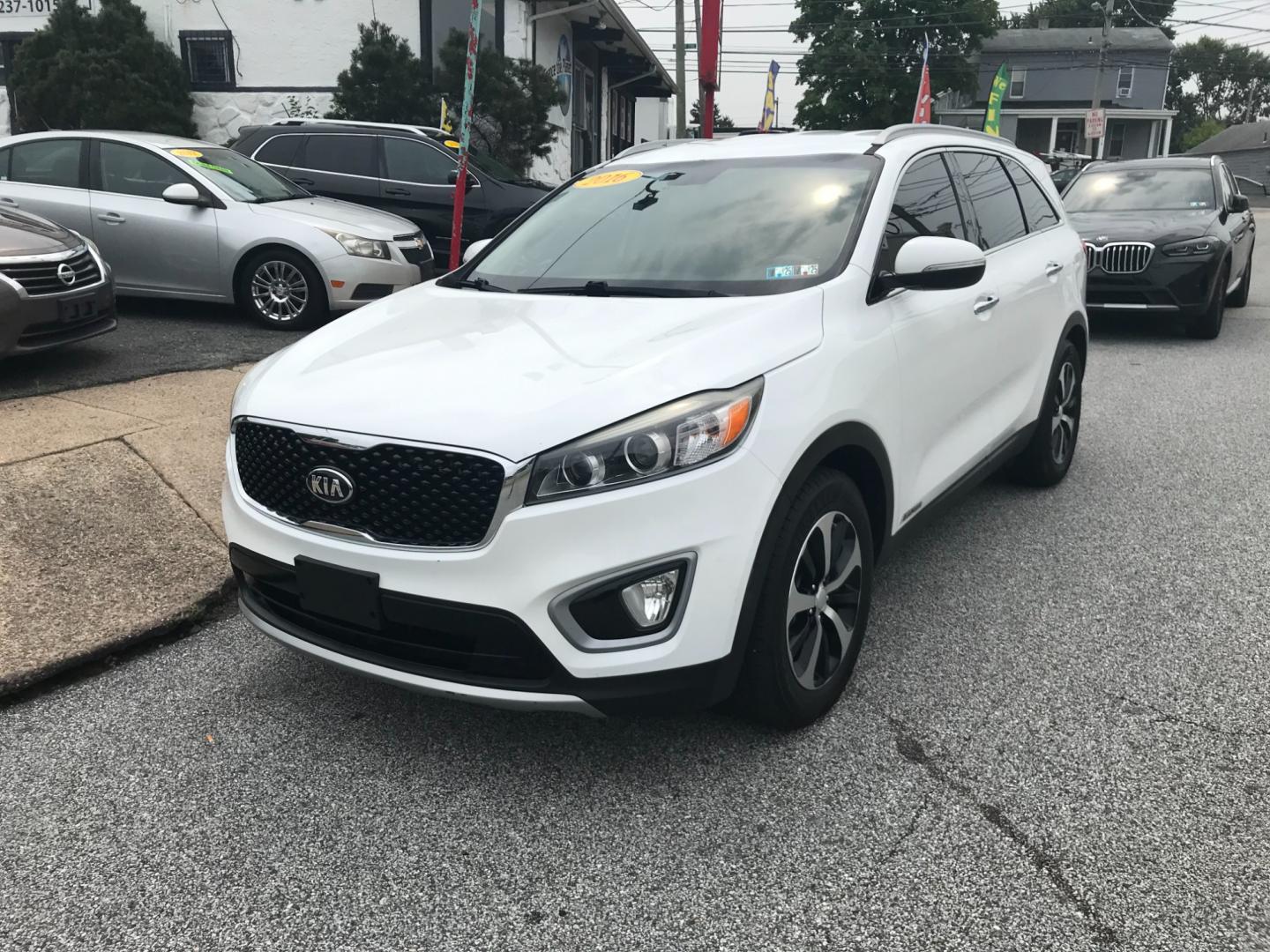 2016 White /Black Kia Sorento EX (5XYPHDA58GG) with an 3.3 V6 engine, Automatic transmission, located at 577 Chester Pike, Prospect Park, PA, 19076, (610) 237-1015, 39.886154, -75.302338 - Photo#2