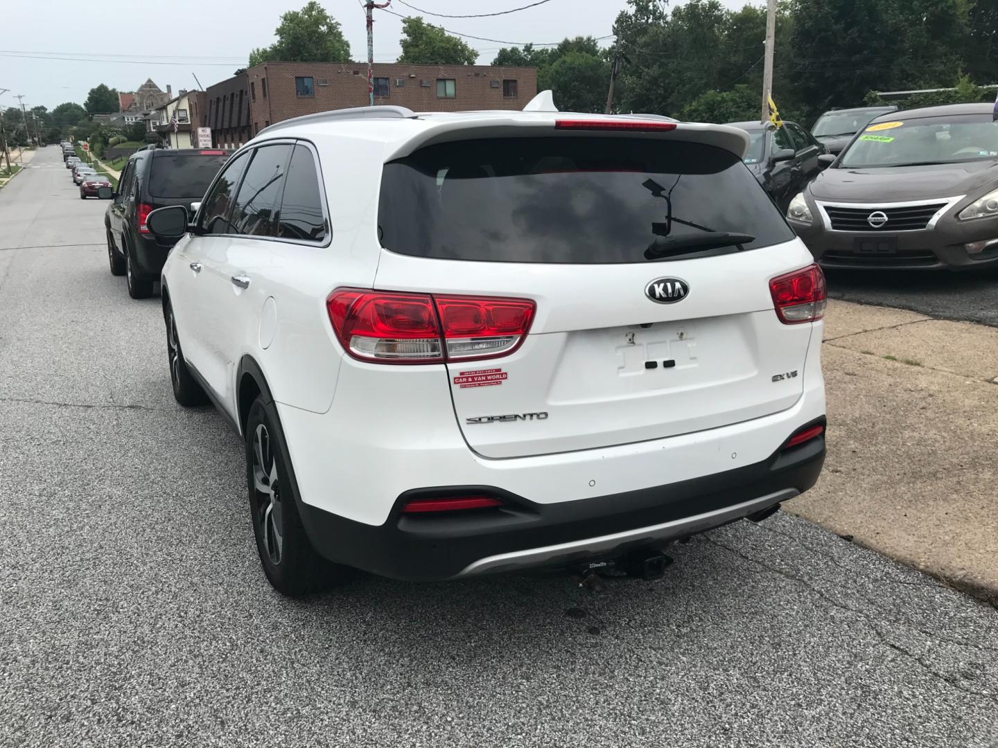 2016 White /Black Kia Sorento EX (5XYPHDA58GG) with an 3.3 V6 engine, Automatic transmission, located at 577 Chester Pike, Prospect Park, PA, 19076, (610) 237-1015, 39.886154, -75.302338 - Photo#5