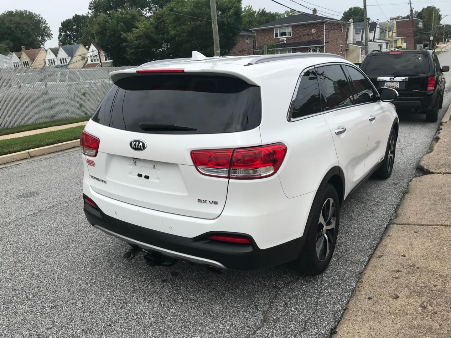 2016 White /Black Kia Sorento EX (5XYPHDA58GG) with an 3.3 V6 engine, Automatic transmission, located at 577 Chester Pike, Prospect Park, PA, 19076, (610) 237-1015, 39.886154, -75.302338 - Photo#4